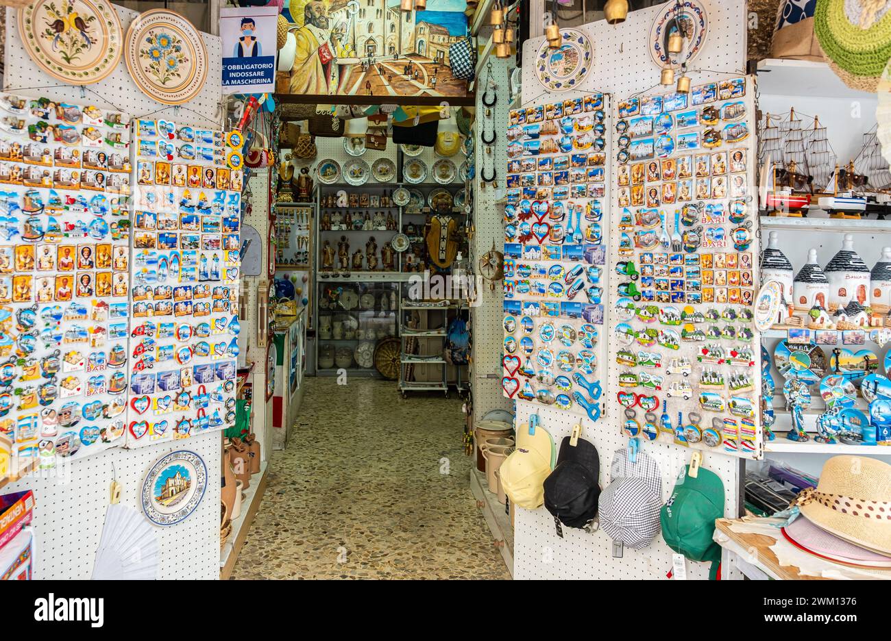 Negozio di souvenir nel centro storico di Bari, regione Puglia (Puglia), Italia meridionale, Europa - 18 settembre 2022 Foto Stock