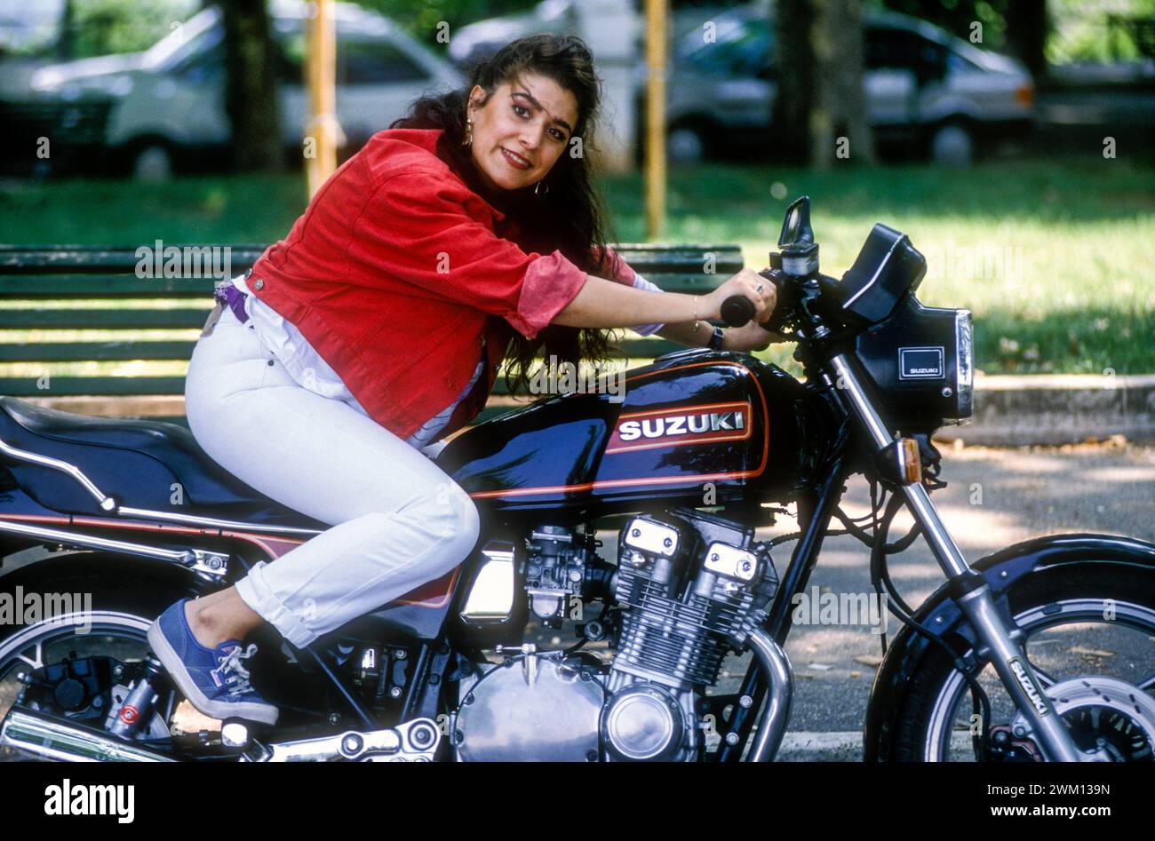 3827389 Cecilia Bartoli; (add.info.: Roma, 1992. La cantante lirica Cecilia Bartoli in moto / Roma, 1992. La cantante lirica Cecilia Bartoli in moto); © Marcello Mencarini. Tutti i diritti riservati 2024. Foto Stock