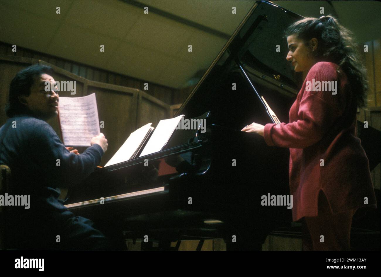 3827403 Cecilia Bartoli; (add.info.: Roma, 1992. La cantante lirica Cecilia Bartoli e il pianista-direttore d'orchestra Myung-Whun Chung eseguono una prova / Roma, 1992. La cantante lirica Cecilia Bartoli e il pianista-direttore d'orchestra Myung-Whun Chung durante una prova); © Marcello Mencarini. Tutti i diritti riservati 2024. Foto Stock