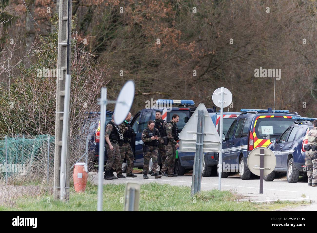 © PHOTOPQR/LE DAUPHINE/Tom PHAM VAN SUU ; Chênex ; 23/02/2024 ; Chênex (alta Savoia), le 23 février 2024. Un terribile drame s'est produit ce jeudi 22 février dans la soirée. Une femme âgée d'une quarantaine d'années et enceinte a été retrouvée morte, tuée par balles devant son mobile-home. Foto : Tom Pham Van Suu/le Dauphiné Libéré Chenex, Francia, 23 febbraio 2024 Una terribile tragedia si è verificata giovedì 22 febbraio di sera. Una donna di quarant'anni e incinta è stata trovata morta, uccisa davanti alla sua casa mobile. Crediti: MAXPPP/Alamy Live News Foto Stock