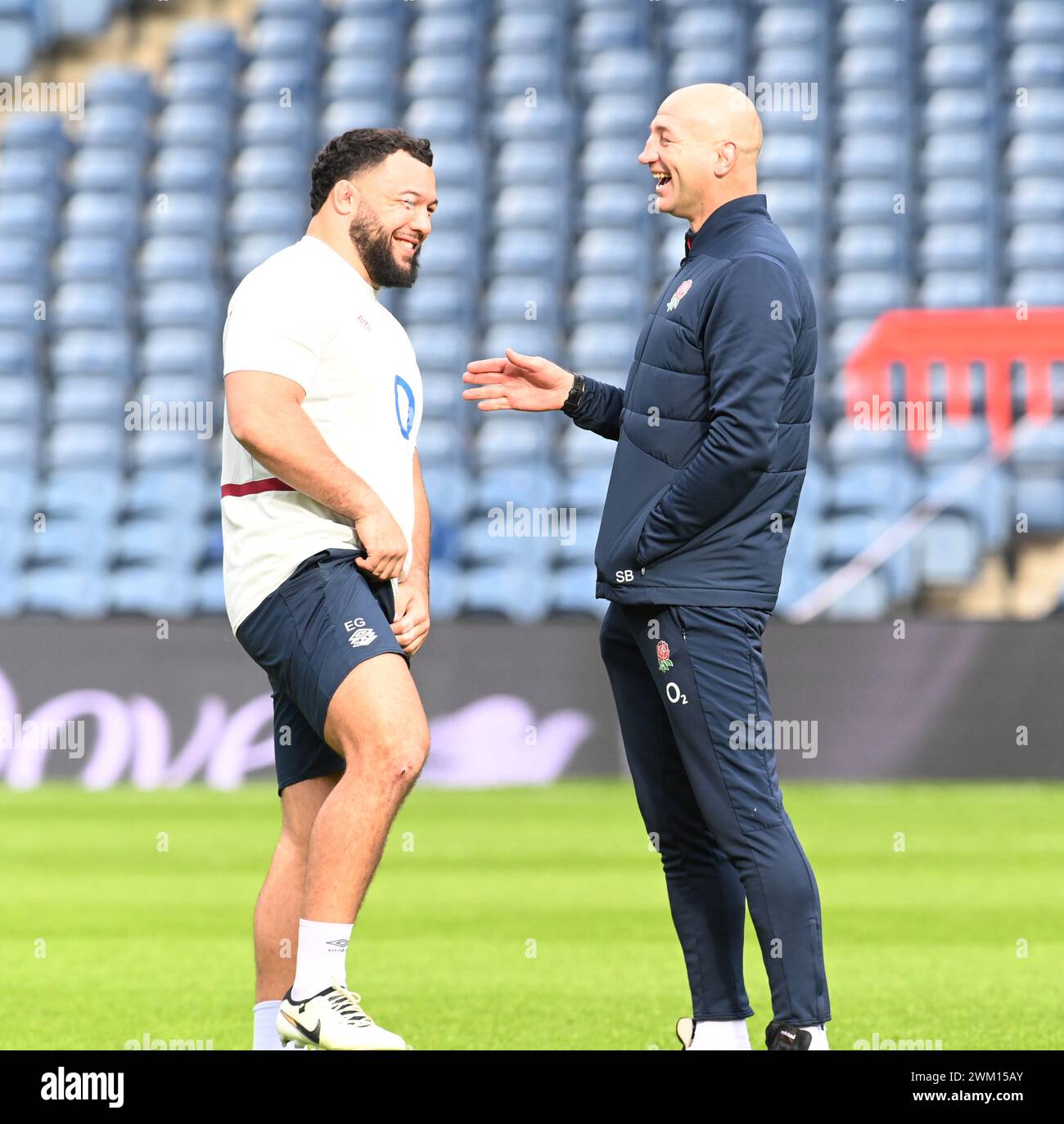 Scottish gas Murrayfield Stadium. Edinburgh.Scotland.UK. 23 Feb 24 . Sessione di allenamento dell'Inghilterra per la partita della Guinness Six Nations Series contro Scozia . Ellis Genge of England parla con England Senior Men menÕs allenatore Steve Borthwick crediti: eric mccowat/Alamy Live News Foto Stock