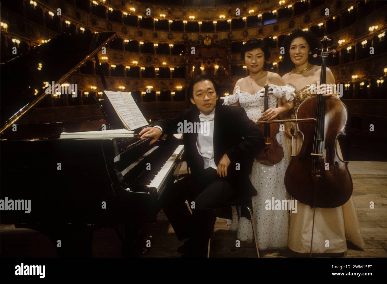 3829781 Myung-Whun Chung; (add.info.: Venezia, Teatro la Fenice, 1991. Il trio per pianoforte Chung: Myung-Whun Chung, Kyung-Wha Chung, Myung-Wha Chung / Venice, Teatro la Fenice, 1991. Il trio pianistico Chung: Myung-Whun Chung, Kyung-Wha Chung, Myung-Wha Chung); © Marcello Mencarini. Tutti i diritti riservati 2024. Foto Stock