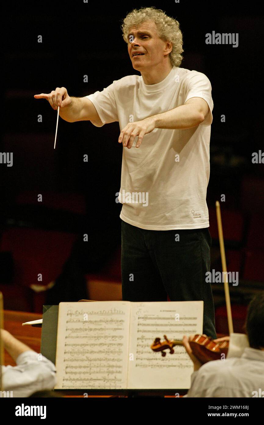 3830338 Simon Rattle; (add.info.: Roma, Auditorium Parco della musica, 5 maggio 2004. Direttore britannico Simon Rattle che esegue una prova / Roma, Auditorium Parco della musica, 5 maggio 2004. Il direttore d'orchestra Simon Rattle durante una prova); © Marcello Mencarini. Tutti i diritti riservati 2024. Foto Stock