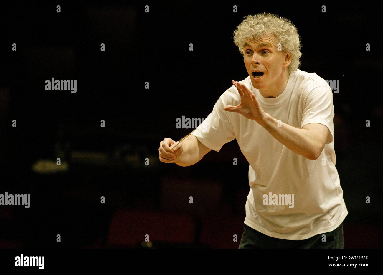 3830335 Simon Rattle; (add.info.: Roma, Auditorium Parco della musica, 5 maggio 2004. Direttore britannico Simon Rattle che esegue una prova / Roma, Auditorium Parco della musica, 5 maggio 2004. Il direttore d'orchestra Simon Rattle durante una prova); © Marcello Mencarini. Tutti i diritti riservati 2024. Foto Stock