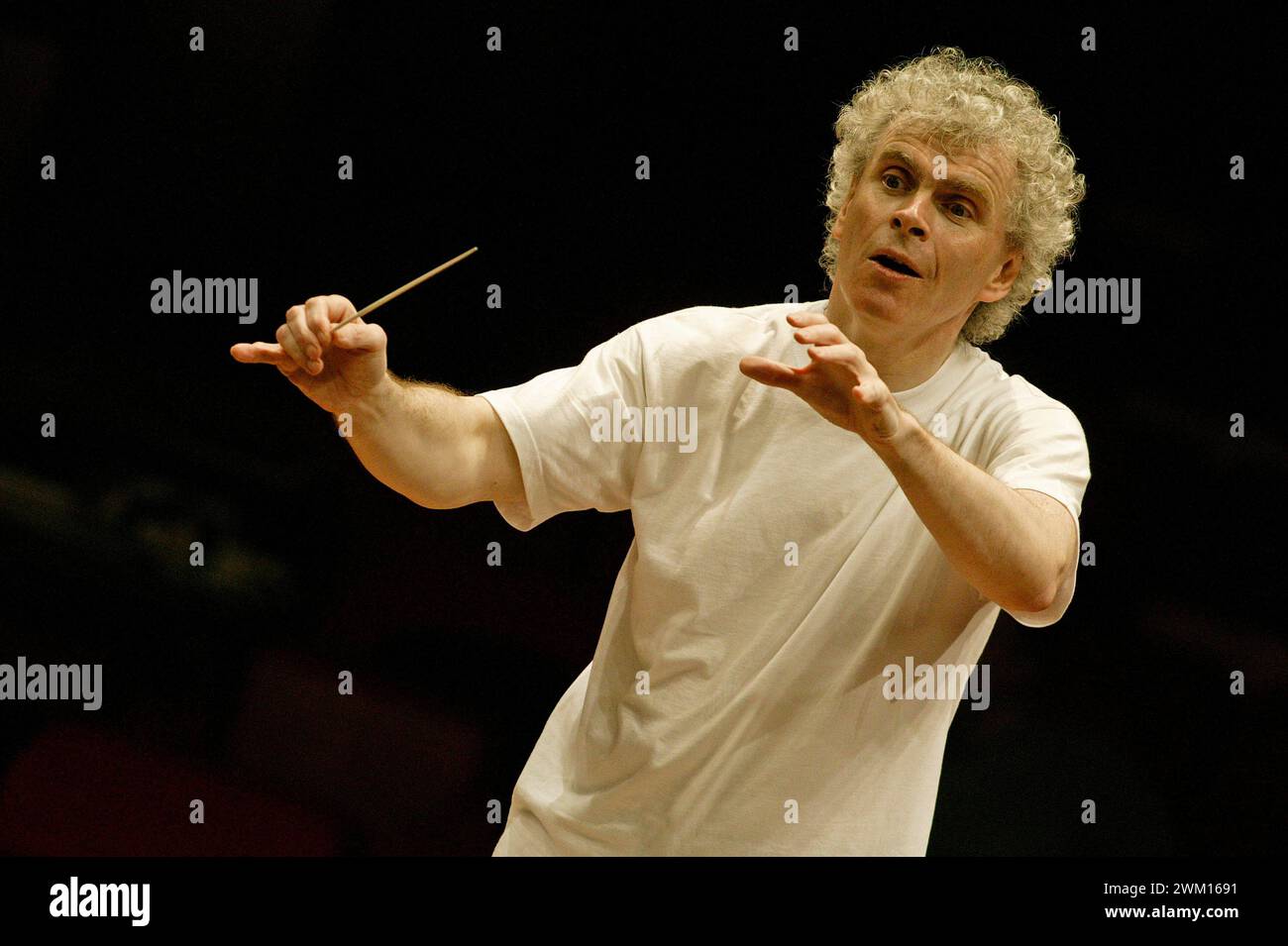 3830339 Simon Rattle; (add.info.: Roma, Auditorium Parco della musica, 5 maggio 2004. Direttore britannico Simon Rattle che esegue una prova / Roma, Auditorium Parco della musica, 5 maggio 2004. Il direttore d'orchestra Simon Rattle durante una prova); © Marcello Mencarini. Tutti i diritti riservati 2024. Foto Stock