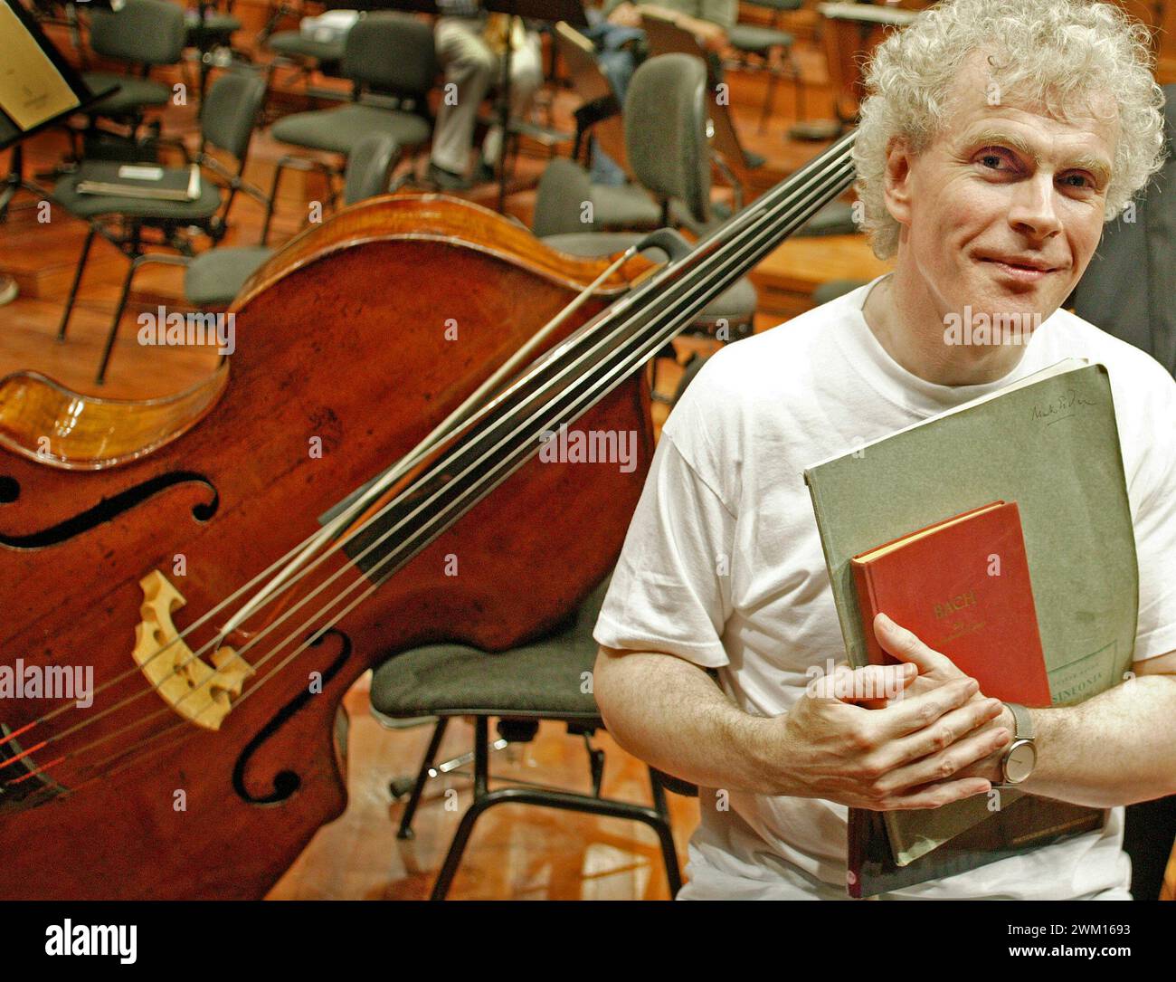 3830356 Simon Rattle; (add.info.: Roma, Auditorium Parco della musica, 5 maggio 2004. Il direttore britannico Simon Rattle posa durante una prova / Roma, Auditorium Parco della musica, 5 maggio 2004. Il direttore d'orchestra posa durante una prova); © Marcello Mencarini. Tutti i diritti riservati 2024. Foto Stock