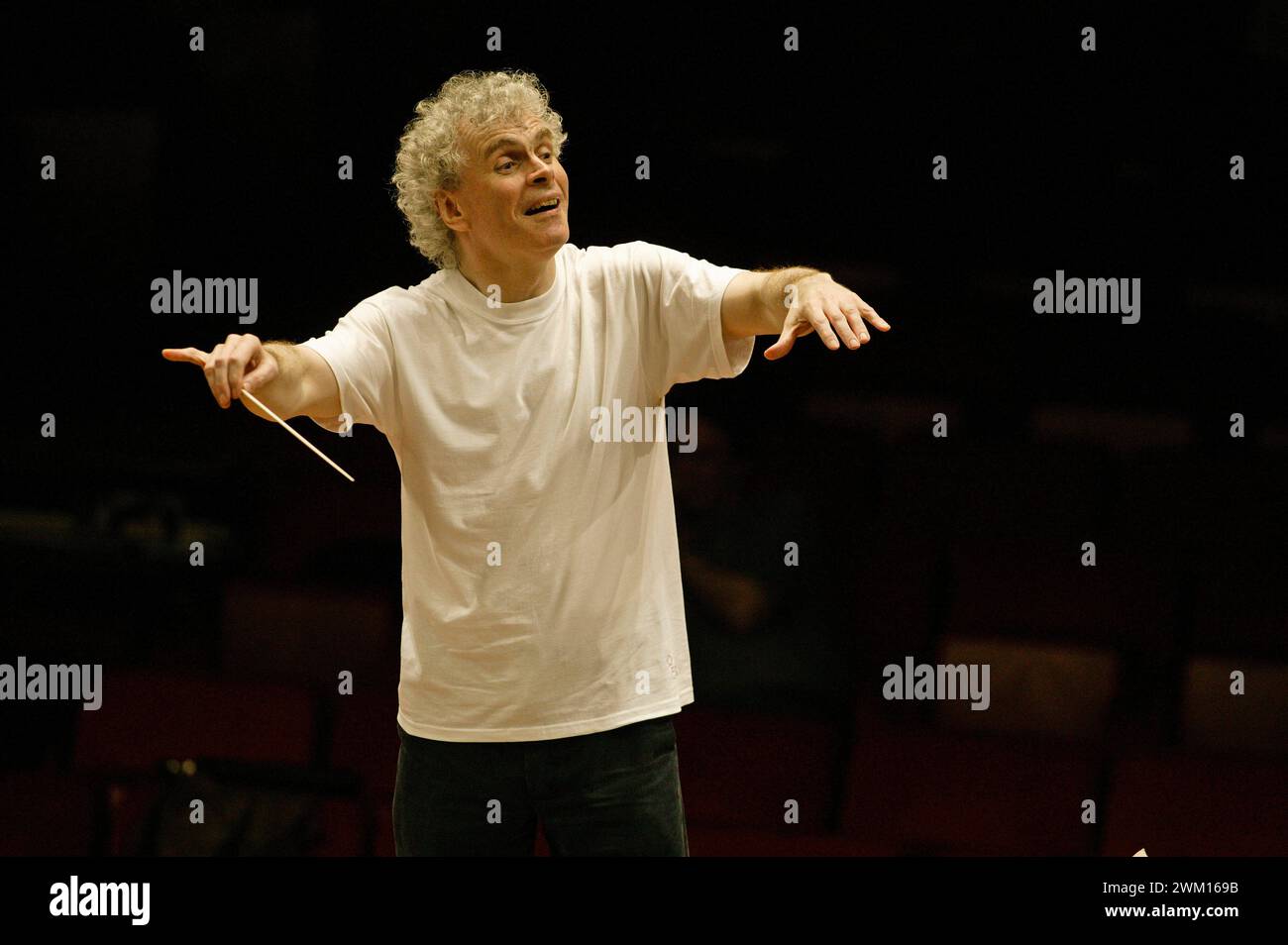 3830343 Simon Rattle; (add.info.: Roma, Auditorium Parco della musica, 5 maggio 2004. Direttore britannico Simon Rattle che esegue una prova / Roma, Auditorium Parco della musica, 5 maggio 2004. Il direttore d'orchestra Simon Rattle durante una prova); © Marcello Mencarini. Tutti i diritti riservati 2024. Foto Stock