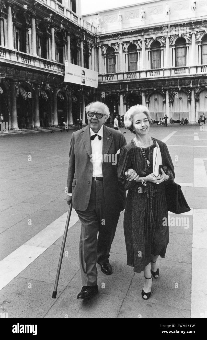 3830815 Andrés Segovia; (add.info.: Venezia, 1980. Il chitarrista classico Andrés Segovia - a Venezia per ricevere il premio "A Life for Music" - con sua moglie Emilia Corral Sancho a St Piazza San Marco / Venezia, 1980. Il chitarrista classico Andrés Segovia - a Venice per ricevere il premio 'una vita per la musica' - con la moglie Emilia Corral Sancho in piazza San Marco); © Marcello Mencarini. Tutti i diritti riservati 2024. Foto Stock