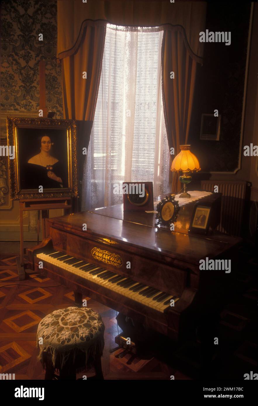 3831400 Biografia di Giuseppe Verdi / Biografia di Giuseppe Verdi; (add.info.: Casa Barezzi a Busseto (Parma), sede della Filarmonica di Busseto fondata nel 1816 da Antonio Barezzi e dal maestro Ferdinando Provesi. Antonio Barezzi fu patrono e suocero del compositore Giuseppe Verdi, che qui incontrò la sua prima moglie, la figlia di Barezzi Margherita. Sullo sfondo, un ritratto di Giuseppina Strepponi, seconda moglie di Verdi / Casa Barezzi a Busseto (Parma), sede della Filarmonica di Busseto fondata da Antonio Barezzi e dal maestro Ferdinando Provesi. Antonio Barezzi fu mecenate e suocero del compositore Foto Stock