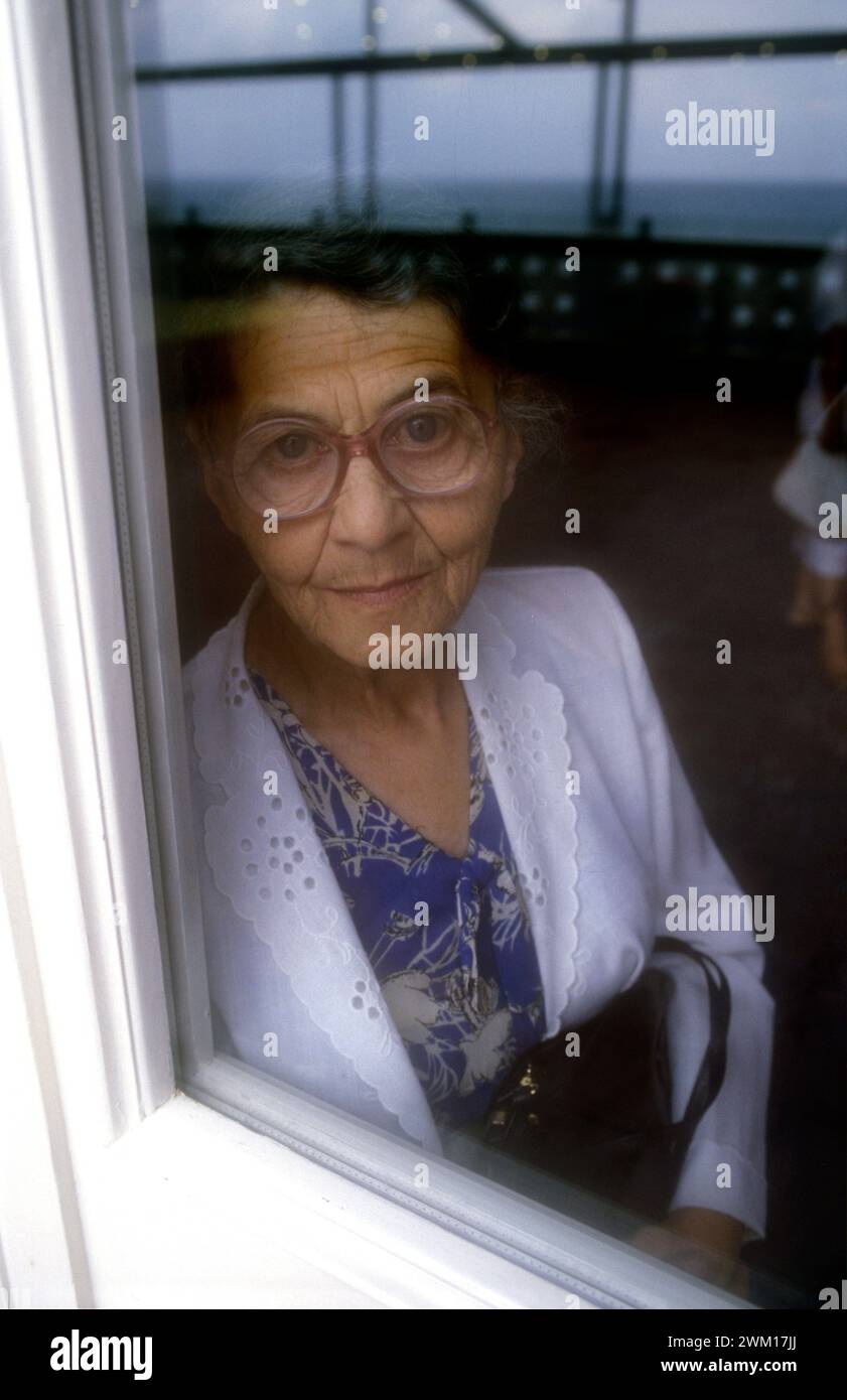 3831767 Anna Larina Bukharina Venezia Lido, Mostra del Cinema di Venezia 1988 (foto); (add.info.: Anna Larina Bukharina, moglie del politico sovietico Nikolai Bukharin. Il film in concorso "caro Gorbaciov", diretto da Carlo Lizzani, è dedicato a lei e si basa sulla storia di lei e del marito / Lido di Venezia, Mostra del Cinema di Venezia 1988. Anna Larina Bucharina, moglie del politico sovietico Nikolaj Bucharin. A lei è dedicato il film in concorso 'caro Gorbaciov', diretto da Carlo Lizzani e basato sulla storia di lei e di suo marito); © Marcello Mencarini. Tutti i diritti riservati 2024. Foto Stock