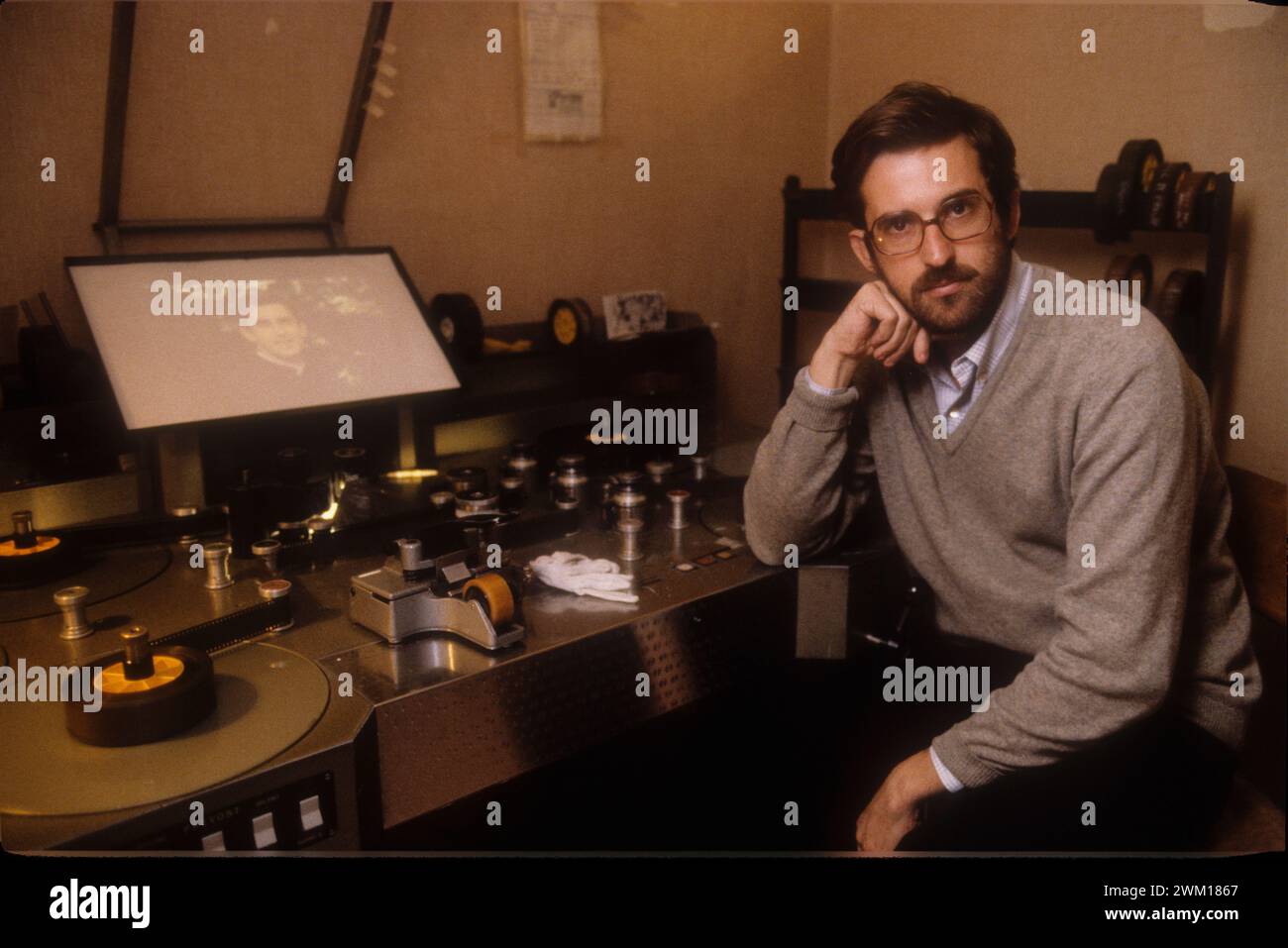 3832545 Nanni Moretti; (add.info.: Roma, 1985. Regista italiano Nanni Moretti in uno studio di montaggio / Roma, 1985. Il regista Nanni Moretti in uno studio di montaggio); © Marcello Mencarini. Tutti i diritti riservati 2024. Foto Stock