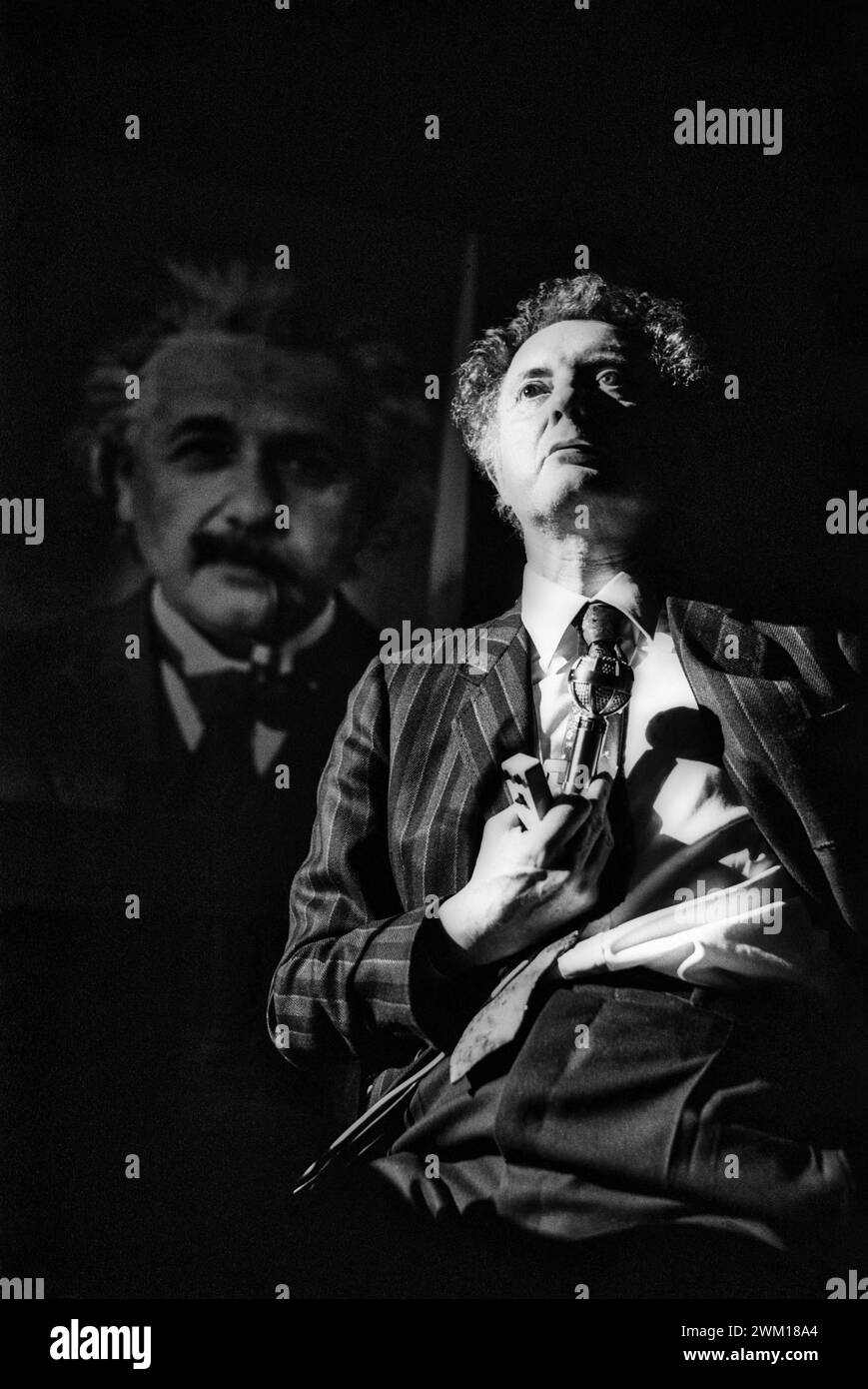 3832779 Tullio Regge; (add.info.: il fisico Tullio Regge durante una lezione con un ritratto di Albert Einstein sullo sfondo (1981) / il fisico Tullio Regge durante una lezione con un ritratto di Albert Einstein sullo sfondo (1981)); © Marcello Mencarini. Tutti i diritti riservati 2024. Foto Stock