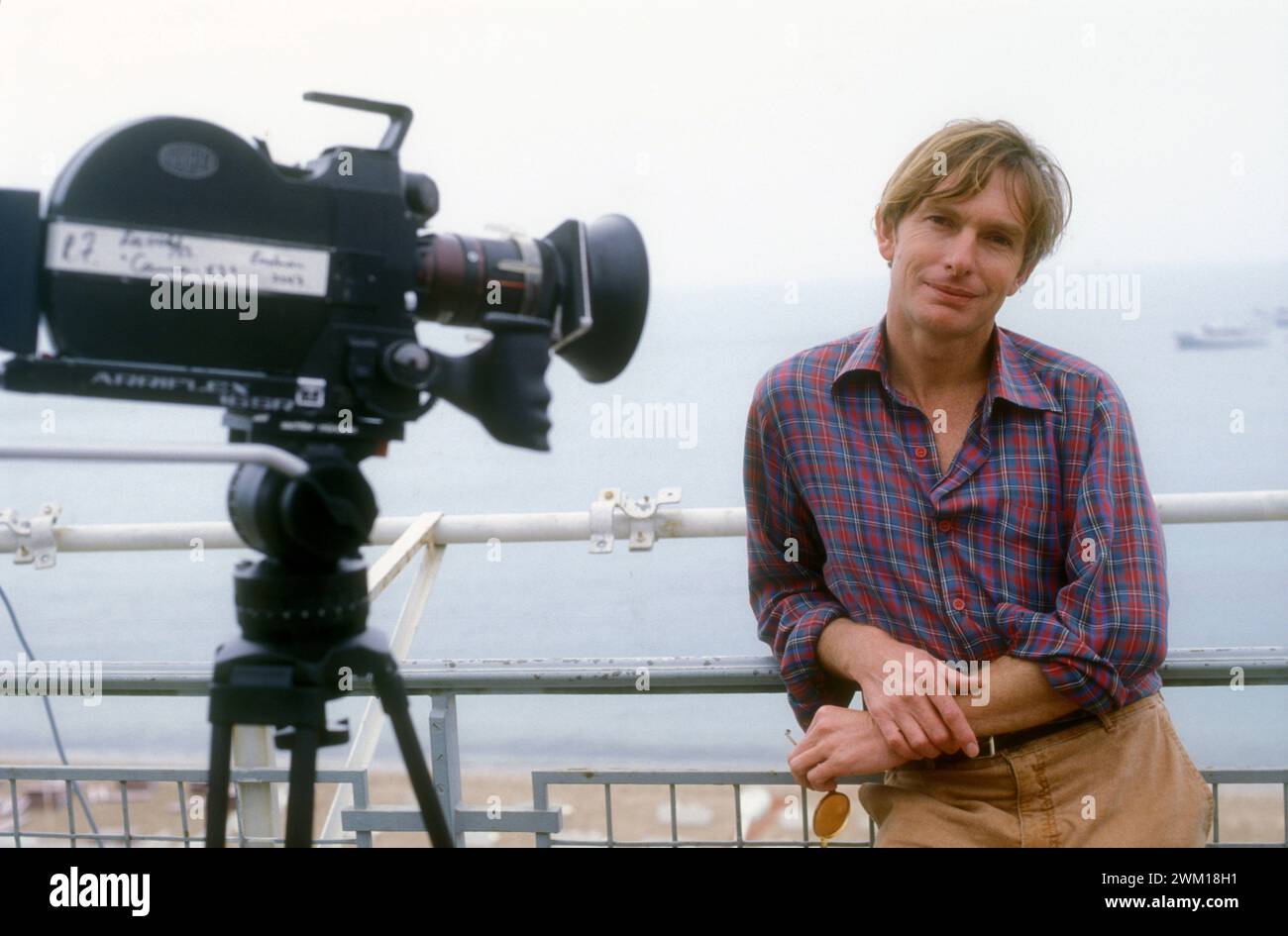 3833077 Peter Weir; (add.info.: Festival di Cannes 1983. Il regista austriaco Peter Weir in concorso con il suo film "l'anno della vita sfrenata" / Festival del Cinema di Cannes 1983. Il regista Peter Weir in concorso con il film "l'anno della vita disgustosa" (un anno vissuto pericolosamente); © Marcello Mencarini. Tutti i diritti riservati 2024. Foto Stock