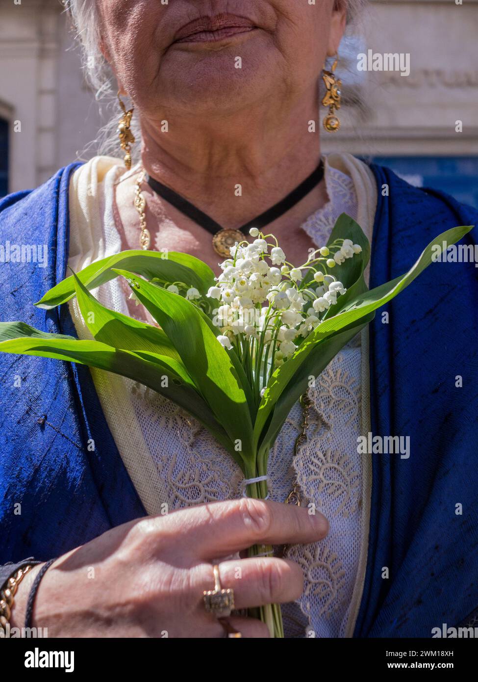 4065401 Arles, Francia meridionale, 1 maggio 2017. Festa dei Gardi: Donna che indossa il costume tradizionale arlesiano e regge un piccolo mazzo di gigli (add.info.: Arles, Francia meridionale, 1 maggio 2017. Festa dei Gardi: Donna che indossa il costume tradizionale arlesiano e regge un piccolo mazzo di gigli Arles, Sud della Francia. Festa dei guardiani: Donna che indossa il costume tradizionale arlesiano e tieene in mano un mazzolino di mughetti); © Marcello Mencarini. Tutti i diritti riservati 2024. Foto Stock