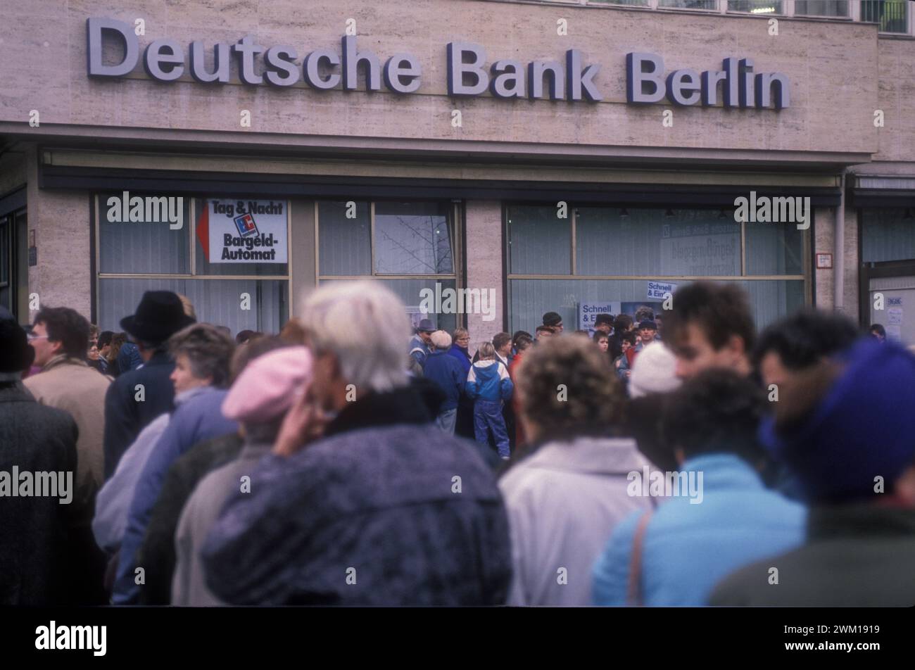 4065465 Berlino Est, 1989. Cittadini della Germania Est in coda al banco di una banca di Berlino Ovest per raccogliere un bonus di 100 marchi, dono della Germania Ovest dopo l'apertura del confine tra la Germania Est e la Germania Ovest; (add.info.: Berlino (1989) Berlino Est, 1989. Cittadini della Germania Est in coda allo sportello di una banca di Berlino Ovest per riscuotere un bonus di 100 marchi, regalo della Germania Ovest dopo l'apertura delle frontiere tra Germania Est e Germania Ovest); © Marcello Mencarini. Tutti i diritti riservati 2024. Foto Stock