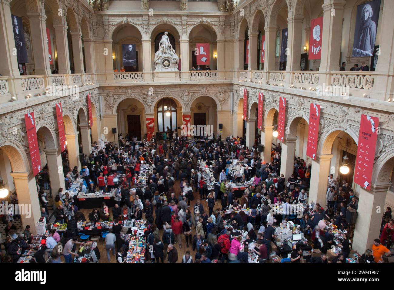 4065714 Quais du Polar 2017, Palais de la Bourse, Lione, Francia; (add.info.: Lione, Quais du Polar 2017. Iscrizioni al Palais de la Bourse / Lione, Quais du Polar 2017. Firma copie al Palais de la Bourse - © Marcello Mencarini); © Marcello Mencarini. Tutti i diritti riservati 2024. Foto Stock