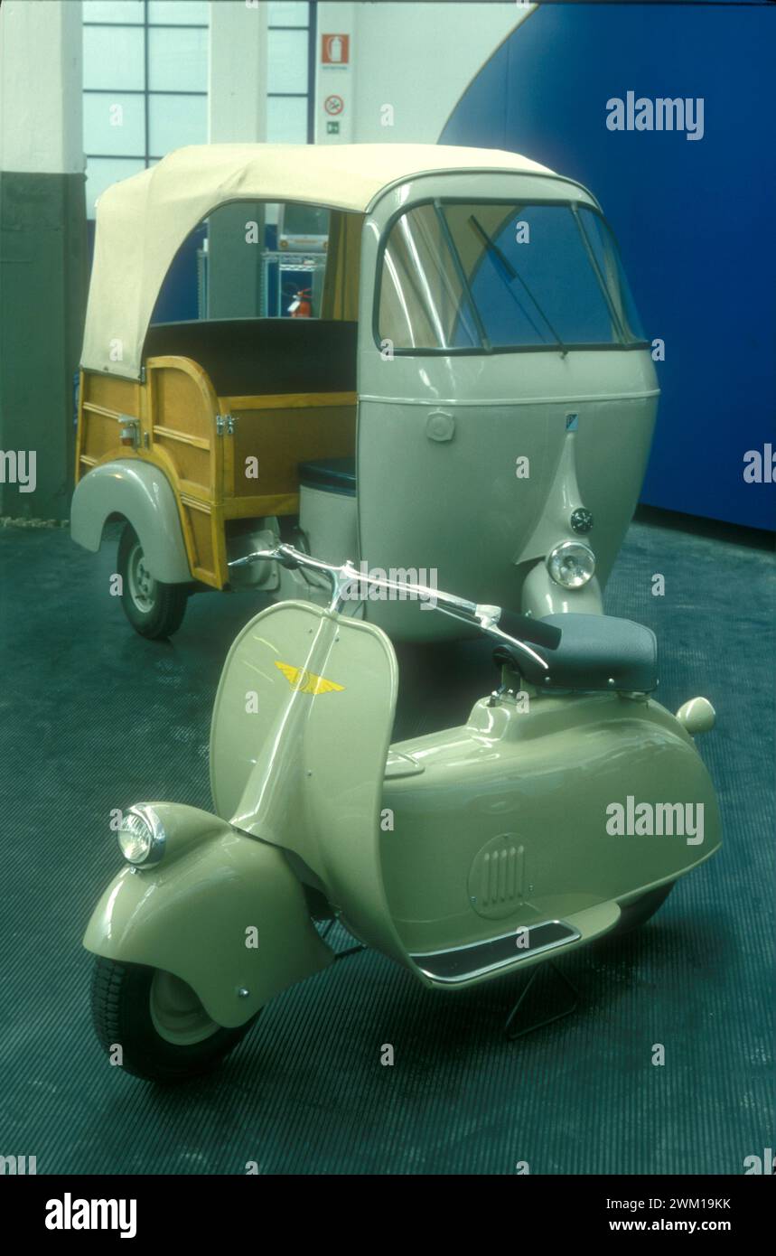 4065782 Museo Piaggio di Pontedera / Museo Piaggio di Pontedera, Italia; (add.info.: MUSEO PIAGGIO DI PONTEDERA - Vespa MP5 Paperino, "anatra" o Paperino in italiano (1945) e Ape car / MUSEO PIAGGIO di Pontedera - Vespa MP5 Paperino (1945) e furgone Ape - © Marcello Mencarini); © Marcello Mencarini. Tutti i diritti riservati 2024. Foto Stock