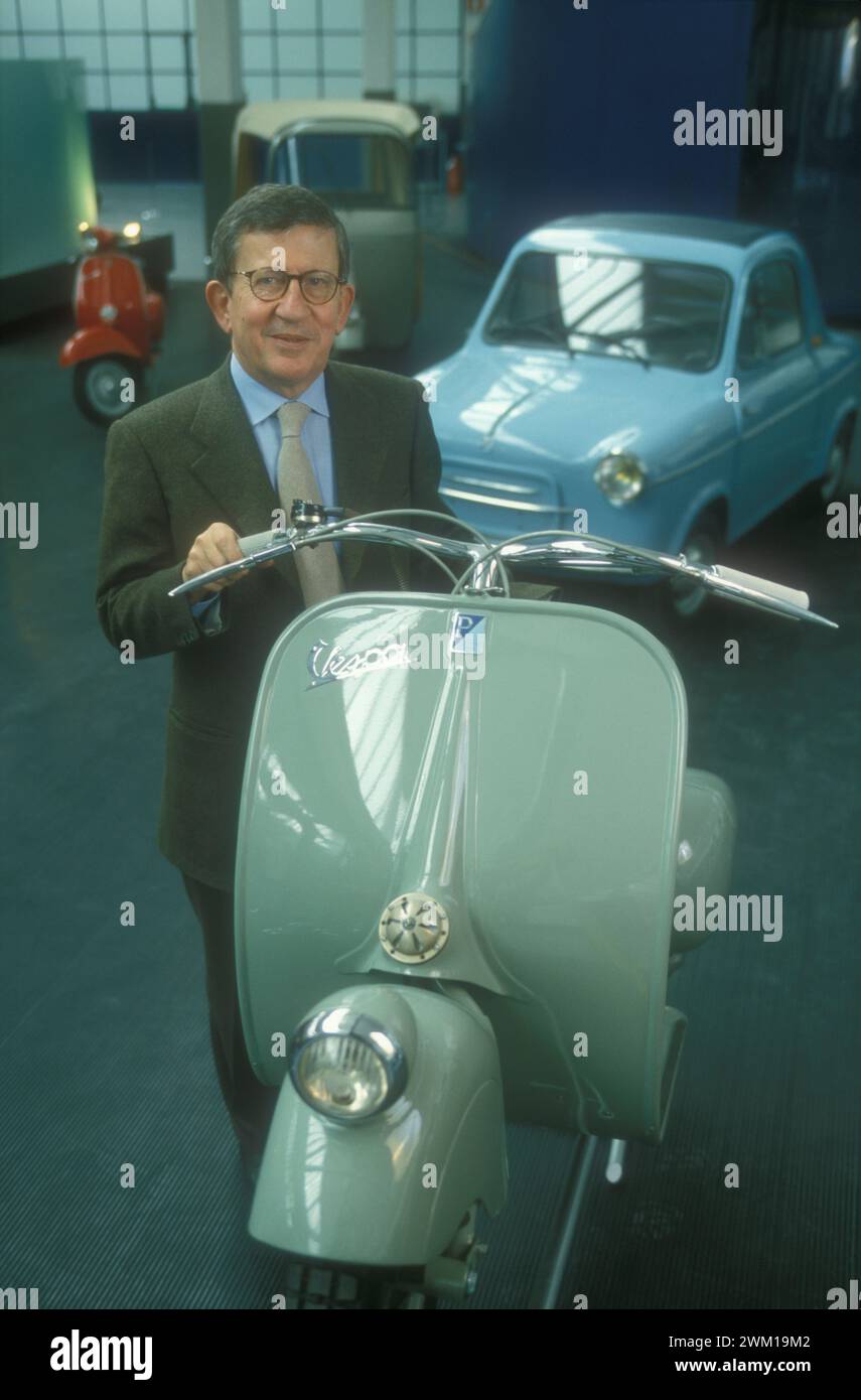 4065787 Museo Piaggio a Pontedera / Museo Piaggio di Pontedera, Italia; (add.info.: MUSEO PIAGGIO A PONTEDERA, 1998. Presidente di Piaggio Alessandro Barberis vicino a una Vespa 98 cc (la prima Vespa, realizzata nel 1946) / MUSEO PIAGGIO di Pontedera, 1998. Il presidente della Piaggio Alessandro Barberis accanto a una Vespa 98 cc (la prima Vespa, prodotta nel 1946) - © Marcello Mencarini); © Marcello Mencarini. Tutti i diritti riservati 2024. Foto Stock