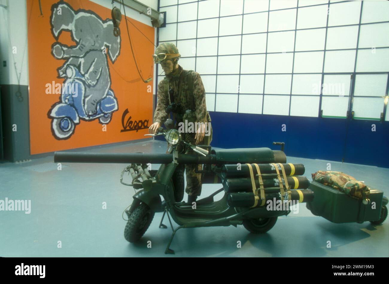 4065790 Museo Piaggio a Pontedera / Museo Piaggio di Pontedera, Italia; (add.info.: MUSEO PIAGGIO A PONTEDERA - Vespa 150 (1959) realizzato per l'esercito francese / MUSEO PIAGGIO di Pontedera, Vespa 150 (1959) prodotto per l'esercito francesee - © Marcello Mencarini); © Marcello Mencarini. Tutti i diritti riservati 2024. Foto Stock