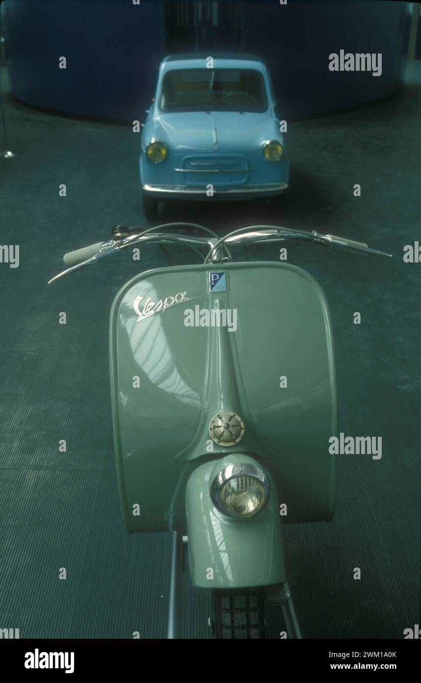 4065937 Museo Piaggio a Pontedera / Museo Piaggio di Pontedera, Italia; (add.info.: MUSEO PIAGGIO DI PONTEDERA - Vespa 98 cc (la prima Vespa, realizzata nel 1946) e Piaggio 400 auto sullo sfondo / MUSEO PIAGGIO di Pontedera - Vespa 98 cc (la prima Vespa, prodotta nel 1946) e auto Piaggio 400 - © Marcello Mencarini); © Marcello Mencarini. Tutti i diritti riservati 2024. Foto Stock