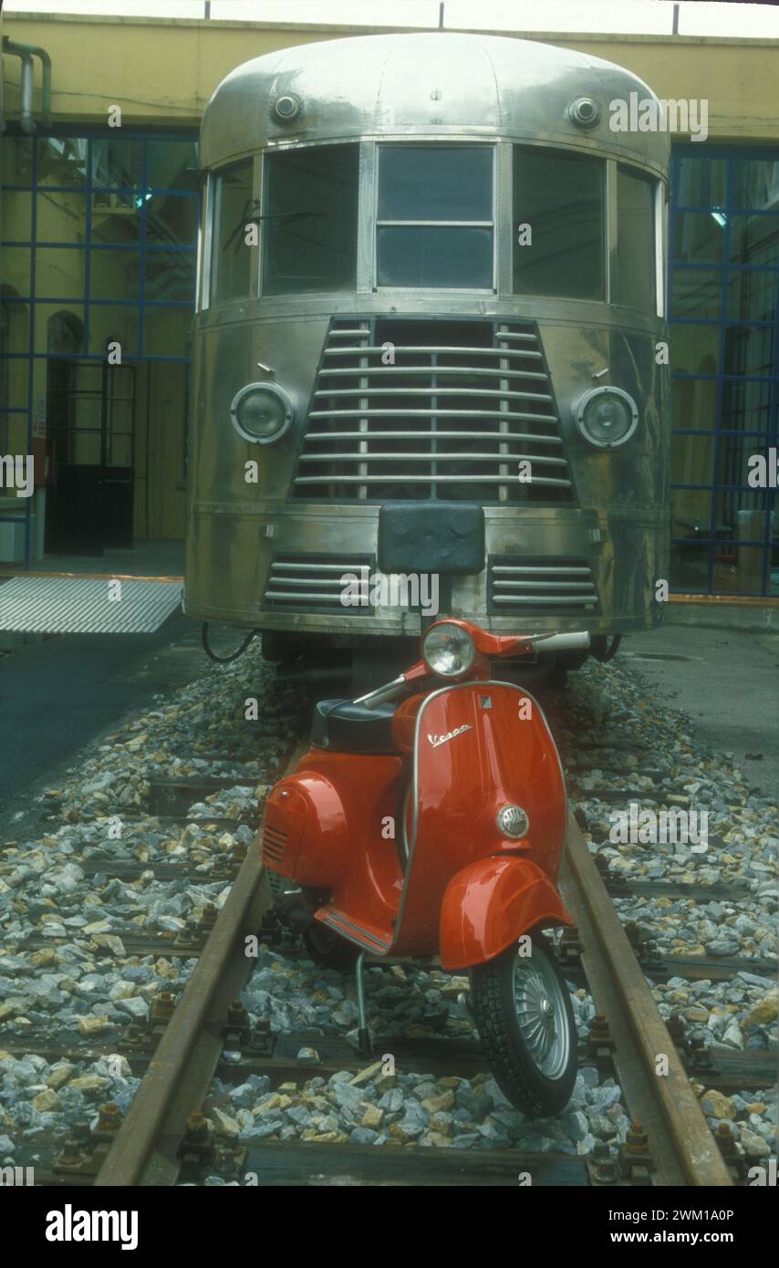 4065934 Museo Piaggio di Pontedera / Museo Piaggio di Pontedera, Italia; (add.info.: MUSEO PIAGGIO DI PONTEDERA - Vespa 90 SS (1966) e trattore ferroviario (1934) / MUSEO PIAGGIO di Pontedera, Vespa 90SS (1966) e motrice Piaggio (1934) - © Marcello Mencarini); © Marcello Mencarini. Tutti i diritti riservati 2024. Foto Stock