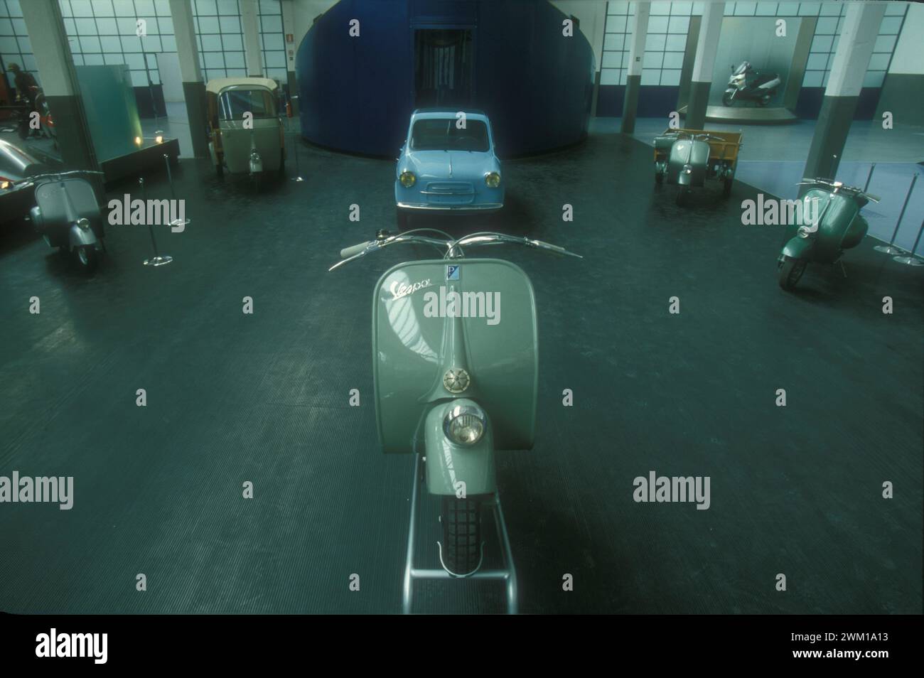 4065936 Museo Piaggio a Pontedera / Museo Piaggio di Pontedera, Italia; (add.info.: MUSEO PIAGGIO DI PONTEDERA - Vespa 98 cc (la prima Vespa, realizzata nel 1946) e Piaggio 400 auto sullo sfondo / MUSEO PIAGGIO di Pontedera - Vespa 98 cc (la prima Vespa, prodotta nel 1946) e auto Piaggio 400 - © Marcello Mencarini); © Marcello Mencarini. Tutti i diritti riservati 2024. Foto Stock