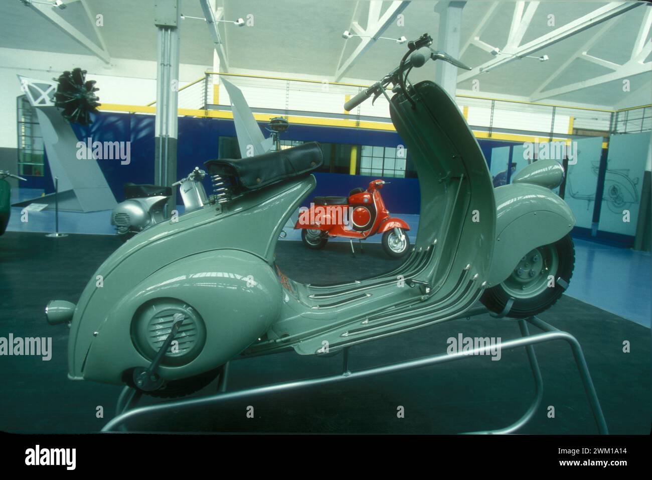 4065939 Museo Piaggio a Pontedera / Museo Piaggio di Pontedera, Italia; (add.info.: MUSEO PIAGGIO A PONTEDERA - Vespa 98 cc (la prima Vespa, realizzata nel 1946) / MUSEO PIAGGIO di Pontedera - Vespa 98 cc (la prima Vespa, prodotta nel 1946) - © Marcello Mencarini); © Marcello Mencarini. Tutti i diritti riservati 2024. Foto Stock