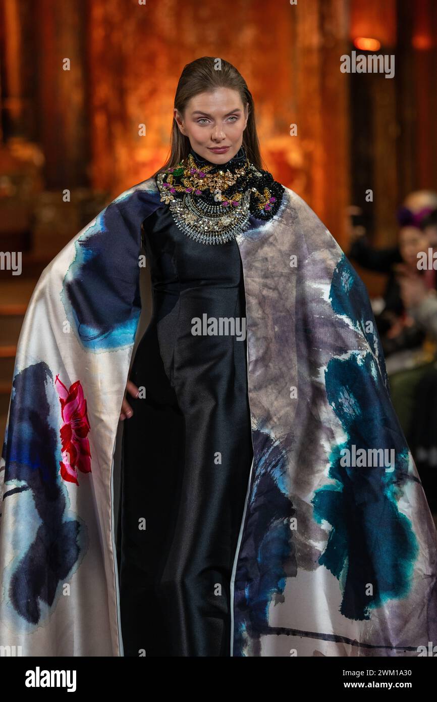 Fashion Model in mostra il suo outfit e i suoi gioielli di Himawari Diamonds di Nhat Linh durante la New York Fashion Couture organizzata da Andres Aquino. Foto Stock