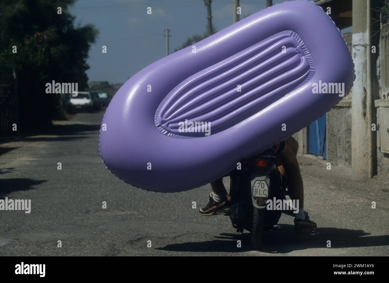 4066285 Lido di Ostia, Italia; (add.info.: spiaggia di Ostia, 1999. Dinghy in moto. Ostia è una città balneare vicino a Roma. Nel periodo estivo molti abitanti di Roma si recano al mare, in particolare i giovani della periferia, hanno detto nello slang 'coatti' / Lido di Ostia, 1999. Canotto su un motorino. Ostia è la spiaggia dei romani. D'estate è frequentata in particolare dai giovani che abitano le borgate della periferia, i cosiddetti "coatti"-); © Marcello Mencarini. Tutti i diritti riservati 2024. Foto Stock