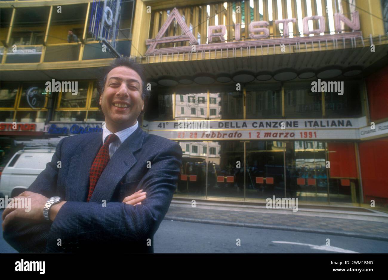 4066721 Festival di Sanremo 1991. Adriano Aragozzini, promoter musicale italiano di fronte al Teatro Ariston, sede del Festival di Sanremo (foto); (add.info.: Sanremo, Italia; Festival di Sanremo 1991 Festival di Sanremo 1991. L'organizzatore musicale Adriano Aragozzini davanti al Teatro Ariston sede del Festival di Sanremo); © Marcello Mencarini. Tutti i diritti riservati 2024. Foto Stock