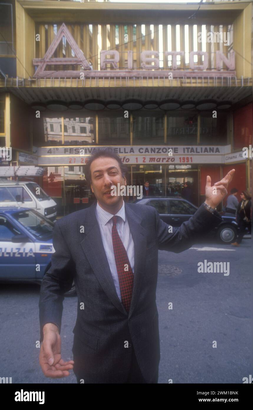 4066720 Festival di Sanremo 1991. Adriano Aragozzini, promoter musicale italiano di fronte al Teatro Ariston, sede del Festival di Sanremo (foto); (add.info.: Sanremo, Italia; Festival di Sanremo 1991 Festival di Sanremo 1991. L'organizzatore musicale Adriano Aragozzini davanti al Teatro Ariston sede del Festival di Sanremo); © Marcello Mencarini. Tutti i diritti riservati 2024. Foto Stock