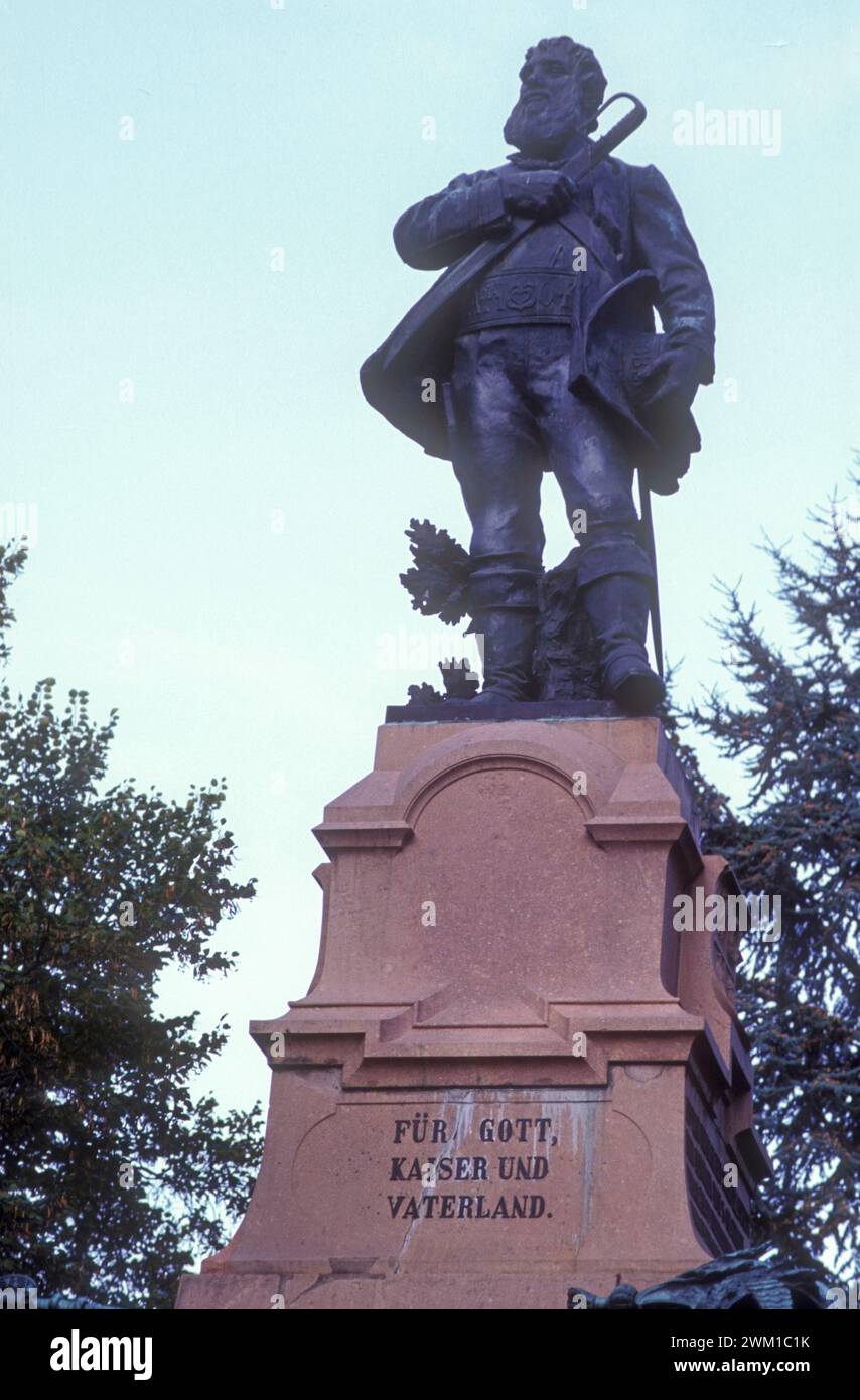 4066892 Schützen, Merano, Italia; (add.info.: Merano, alto Adige, circa 1985. Monumento ad Andreas Hofer / Merano, Sud Tirolo, 1985 circa. Monumento a Andreas Hofer - © Marcello Mencarini); © Marcello Mencarini. Tutti i diritti riservati 2024. Foto Stock