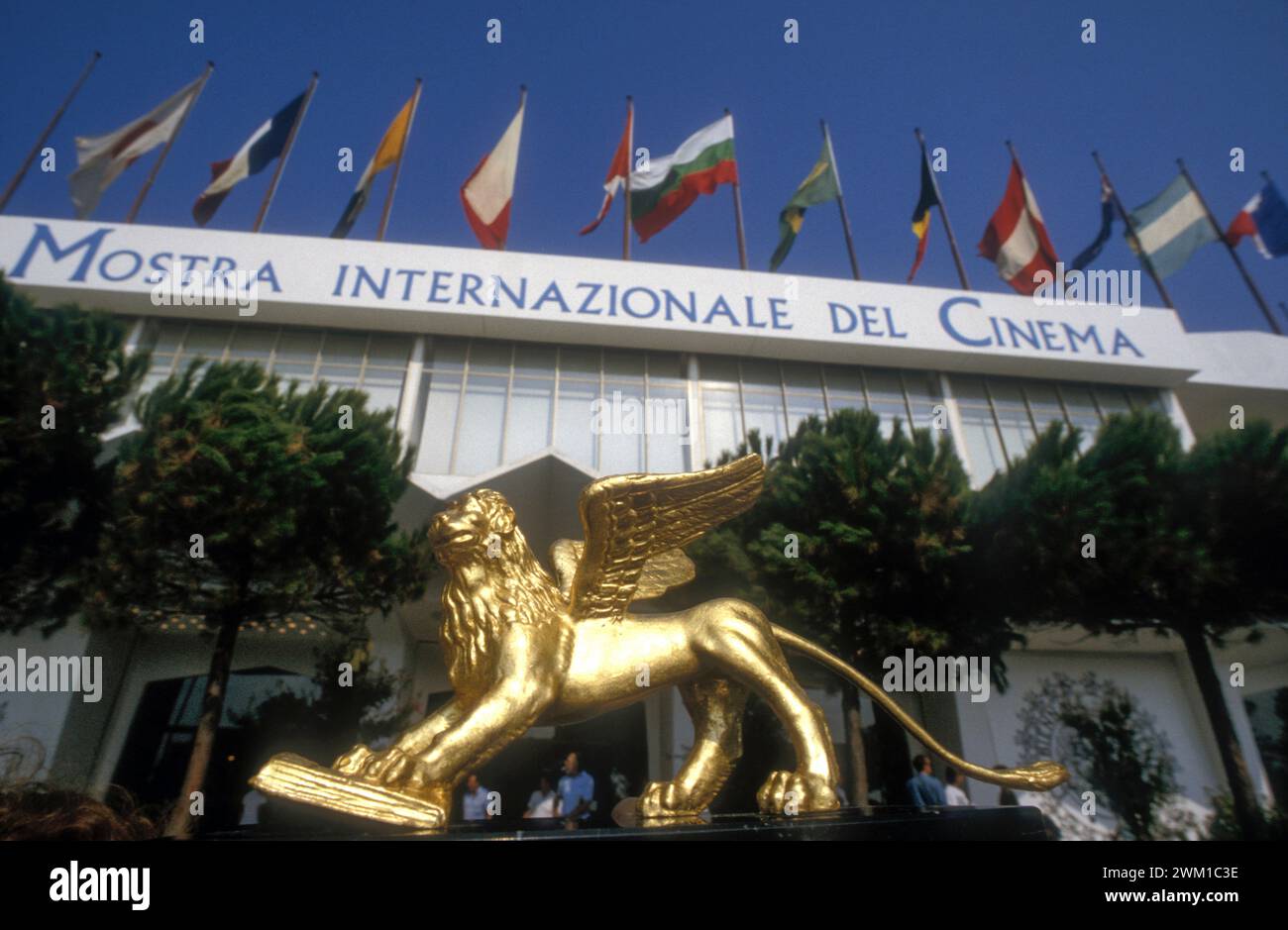 4066928 Lido di Venezia, Mostra del Cinema di Venezia 1985. Palazzo del Cinema; (add.info.: Lido di Venezia, Mostra del Cinema di Venezia 1985. Palazzo del Cinema / Lido di Venezia, Mostra del Cinema di Venezia 1985.il Palazzo del Cinema - © Marcello Mencarini); © Marcello Mencarini. Tutti i diritti riservati 2024. Foto Stock