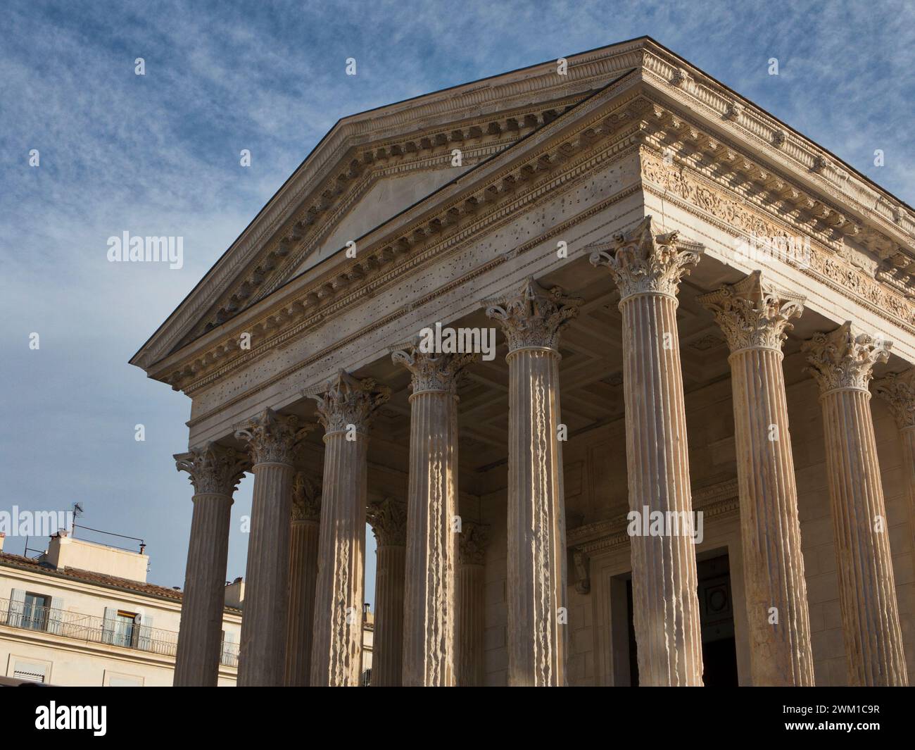 4067059 Nîmes, Francia. La Maison Carree (Casa quadrata), un tempio romano dedicato ai figli di Agrippa costruito intorno al 19 a.C. È uno dei templi romani meglio conservati in tutto il mondo; (add.info.: Nîmes, Francia. La Maison Carree (Casa quadrata), un tempio romano dedicato ai figli di Agrippa, costruito intorno al 19 a.C. a Nîmes, Francia. La Maison Carree (Casa quadrata), tempio romano dedicato ai figli di Agrippa costruito nel 19 a. C. e' uno dei templi romani meglio conservati al mondo); © Marcello Mencarini. Tutti i diritti riservati 2024. Foto Stock