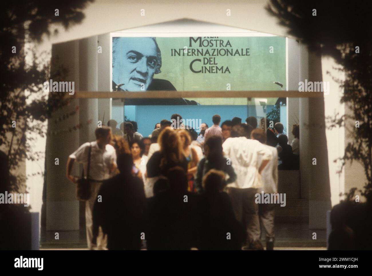 4067123 Lido di Venezia, Mostra del Cinema di Venezia 1985. Il pubblico entra nel Palazzo del Cinema (add.info.: Lido di Venezia, Mostra del Cinema di Venezia 1985). Pubblico che entra al Palazzo del Cinema / Lido di Venezia, Mostra del Cinema di Venezia 1985. Pubblico che entra nel Palazzo del Cinema - © Marcello Mencarini); © Marcello Mencarini. Tutti i diritti riservati 2024. Foto Stock