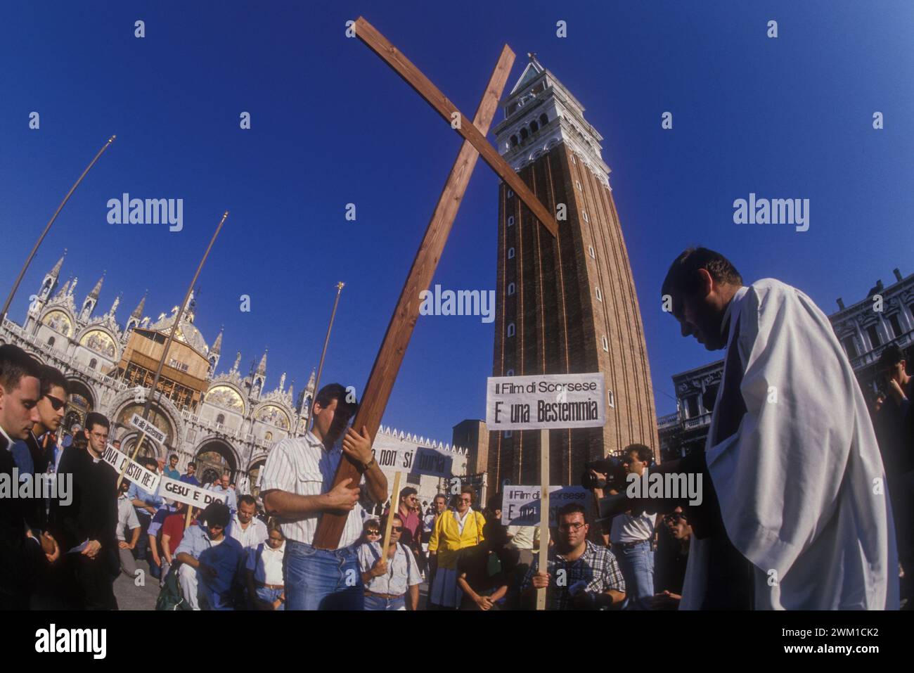 4067142 Venezia, Piazza San Marco, 1988. Dimostrazione contro il film "l'ultima tentazione di Cristo" di Martin Scorsese in concorso alla Mostra del Cinema di Venezia 1988; (add.info.: Venezia, Piazza San Marco, 1988. Dimostrazione contro il film "l'ultima tentazione di Cristo" di Martin Scorsese in concorso alla Mostra del Cinema di Venezia 1988 / Venezia, Piazza San marco, 1988. Dichiarazione contro il film "l'ultima tentazione di Cristo" di Martin Scorsese in concorso alla Mostra del Cinema di Venezia 1988 - © Marcello Mencarini); © Marcello Mencarini. Tutti i diritti riservati 2024. Foto Stock