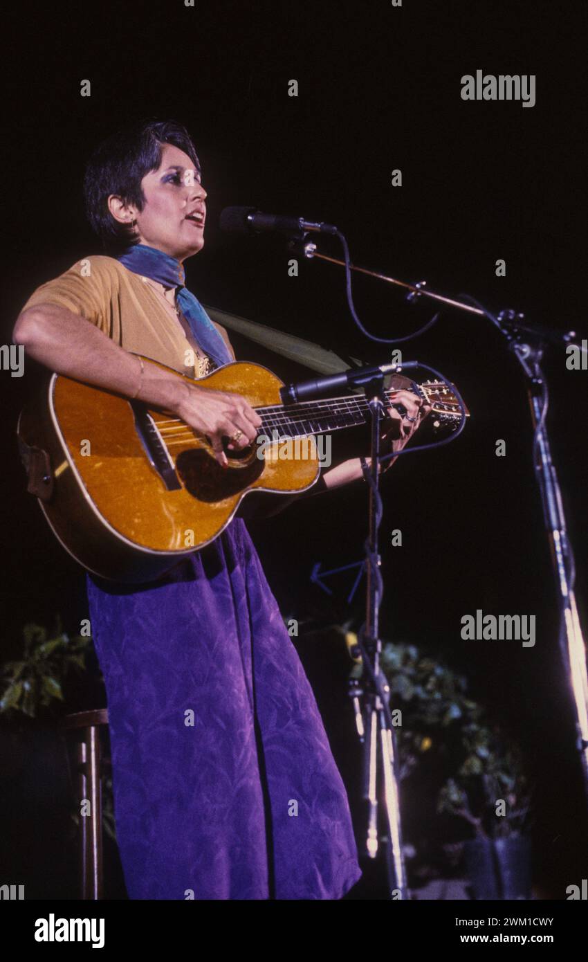 4067253 Nizza, circa 1984. La cantautrice folk americana Joan Baez si esibisce (foto); (add.info.: Nizza, 1984 circa. La cantautrice folk Joan Baez durante un concerto); © Marcello Mencarini. Tutti i diritti riservati 2024. Foto Stock