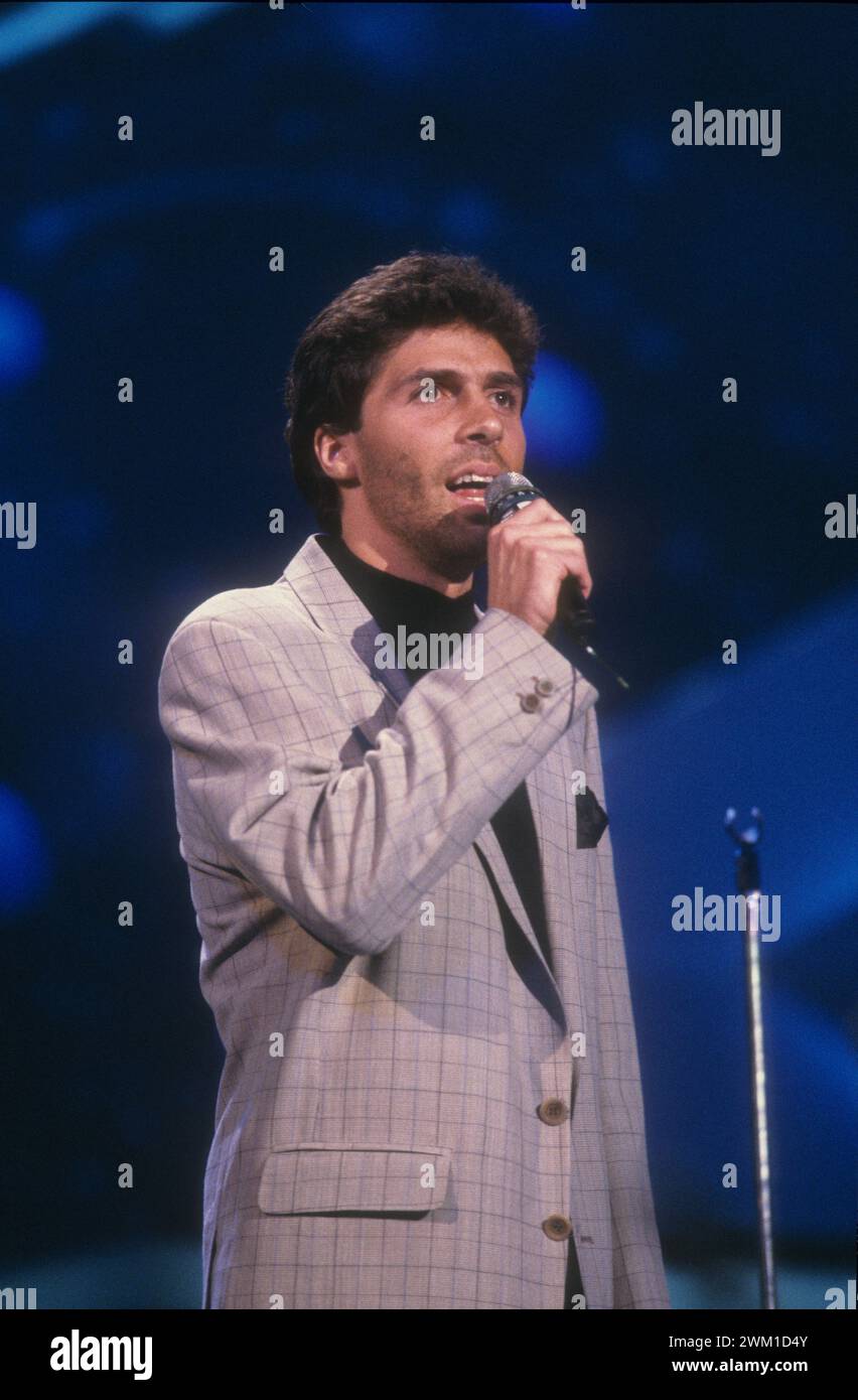 4067357 Festival di Sanremo 1988. Luca Barbarossa esegue la sua canzone "l'amore rubato" (classificato terzo) (foto); (add.info.: Sanremo, Italia; Festival di Sanremo 1988 Festival di Sanremo 1988. Il cantante Luca Barbarossa canta "l'amore rubato" (terza classificata); © Marcello Mencarini. Tutti i diritti riservati 2024. Foto Stock