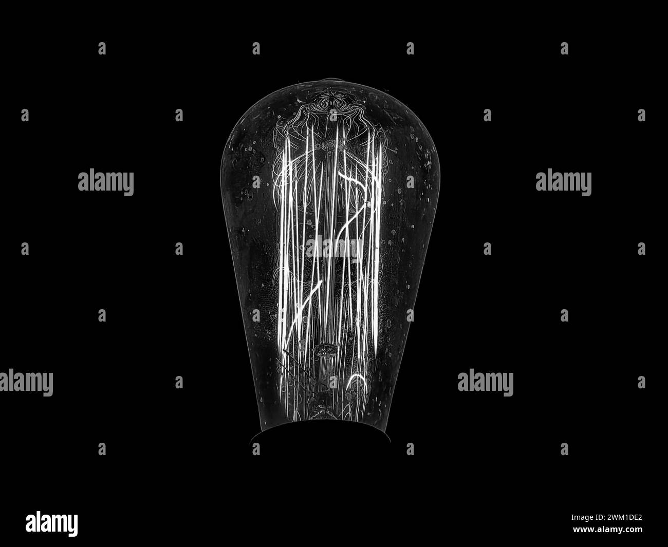 Contrasto luminoso: Lampada al neon al buio. Bianco e nero, monocromatico. Foto Stock