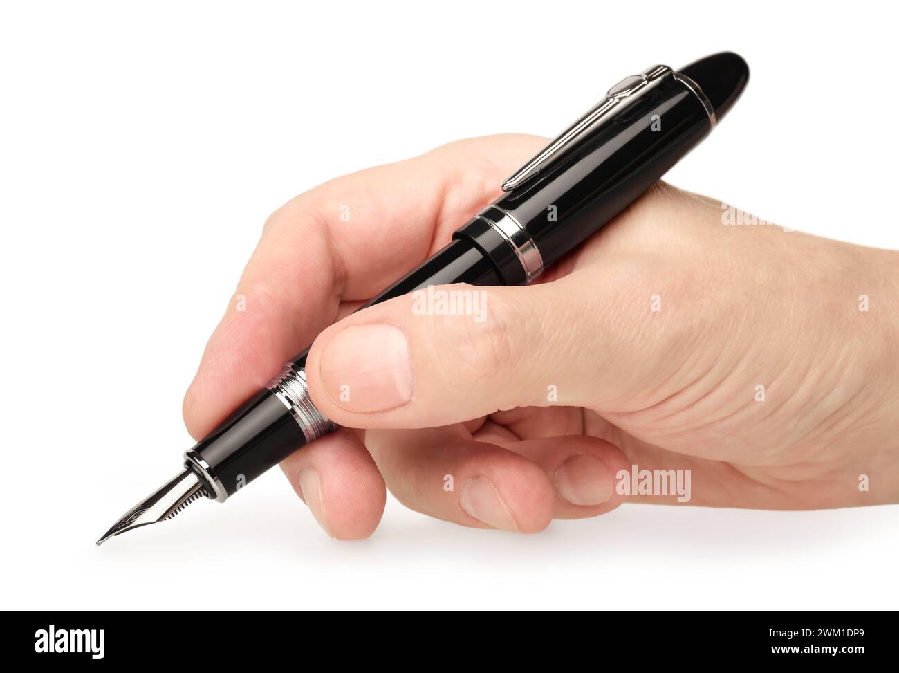 Mano che regge la classica stilografica nera, scrivi o disegna, foto ravvicinata, isolata su sfondo bianco Foto Stock