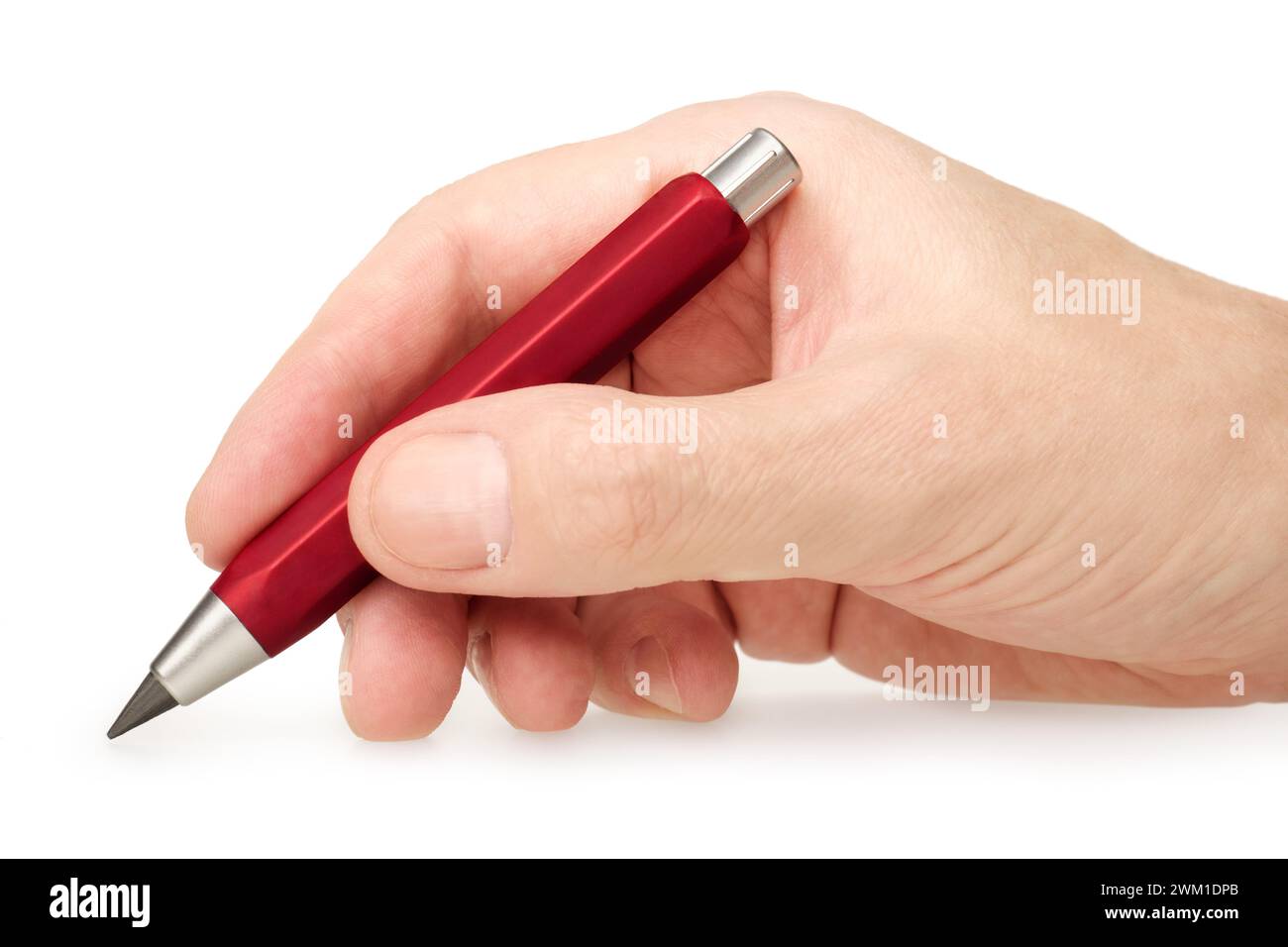 Mano che tiene una matita meccanica in plastica rossa, disegna o scrive, primo piano, isolata su sfondo bianco Foto Stock