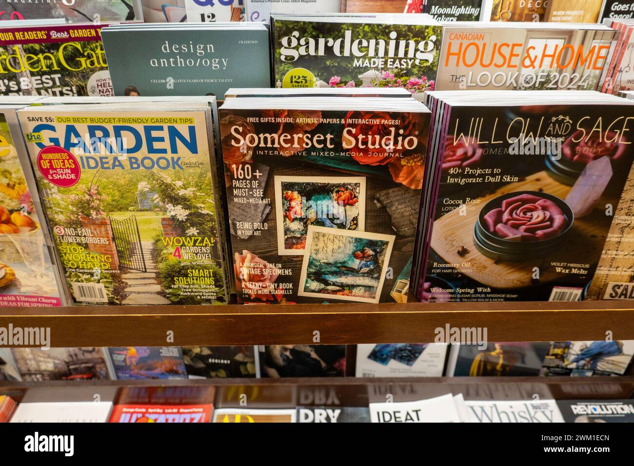 Barnes & Noble Booksellers sulla Fifth Avenue a New York City ha un'ampia selezione di libri e riviste, USA 2024 Foto Stock