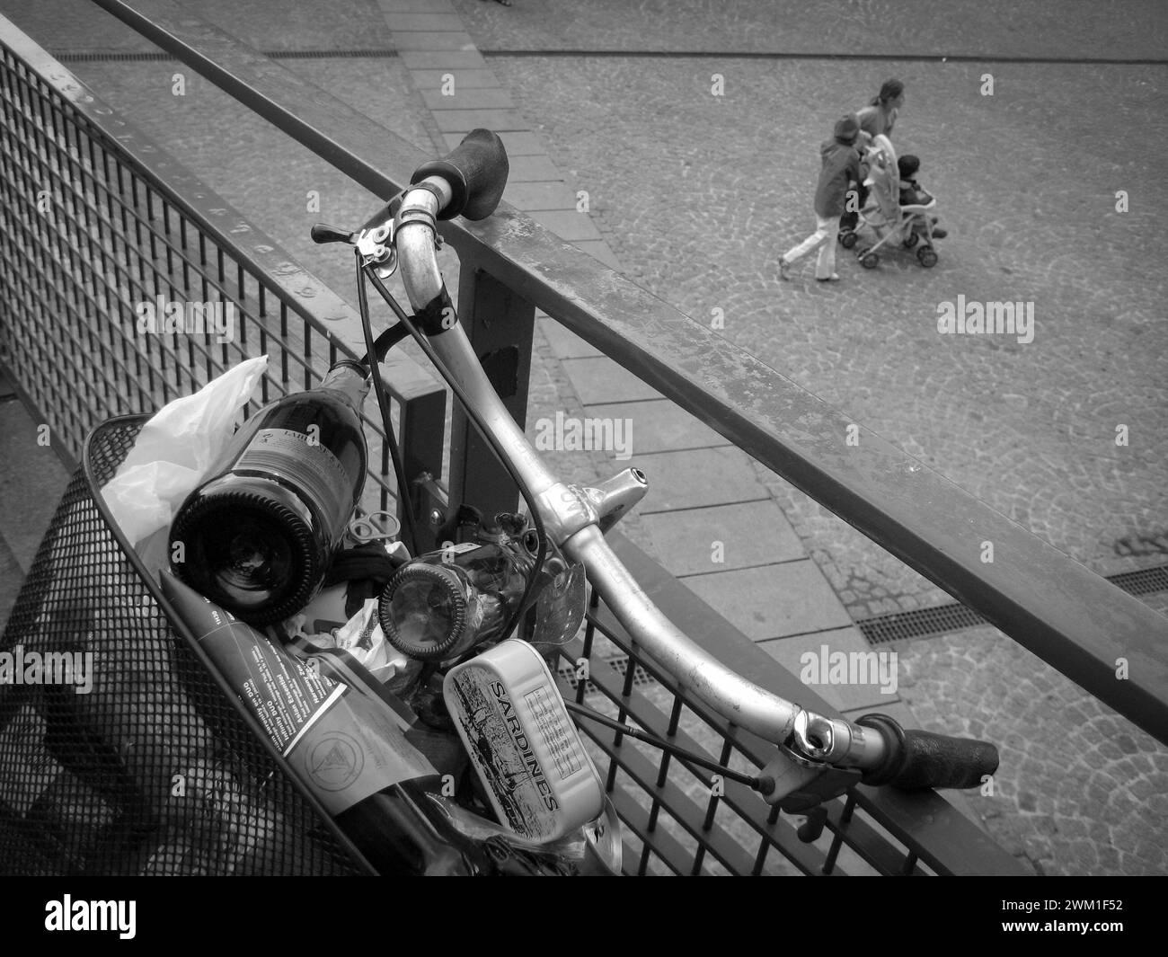 4068184 Una bicicletta parcheggiata vicino al Centro Pompidou di Parigi; (add.info.: 24 ore a Parigi Bicicletta parkeggiata vicino al Centro Pompidou a Parigi); © Marcello Mencarini. Tutti i diritti riservati 2024. Foto Stock