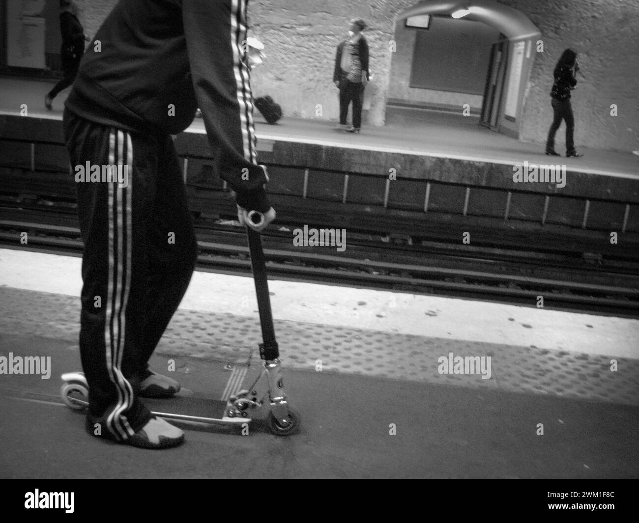 4068218 ragazzo su uno scooter in una stazione della metropolitana di Parigi; (add.info.: 24 ore a Parigi ragazzo su un monopattino in una stazione della metropolitana di Parigi); © Marcello Mencarini. Tutti i diritti riservati 2024. Foto Stock