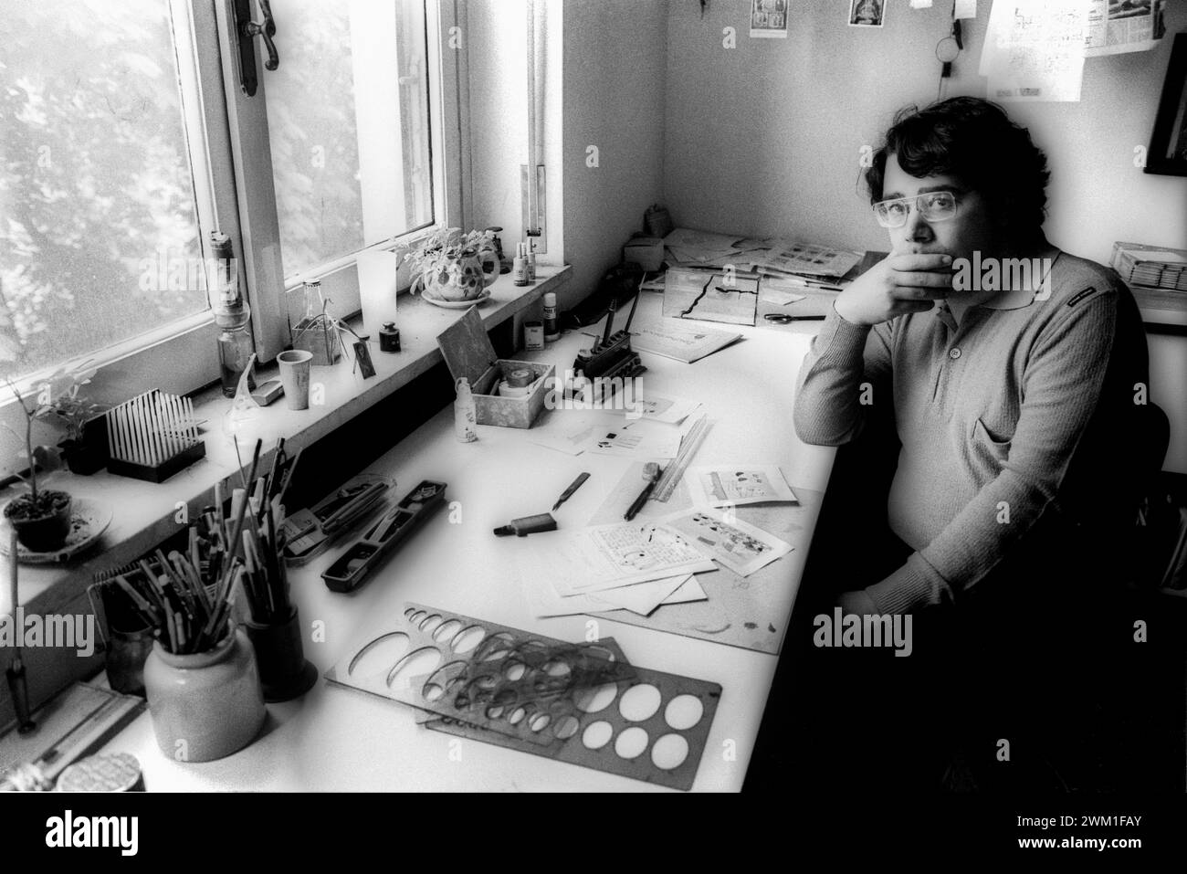 4068298 Roma, 1980. Il fumettista italiano Guido Clericetti nel suo studio (foto); (add.info.: Roma; Roma, Italia; Italia, Guido Clericetti nella sua casa Roma, 1980. Il disegnatore Guido Clericetti nel suo studio); © Marcello Mencarini. Tutti i diritti riservati 2024. Foto Stock