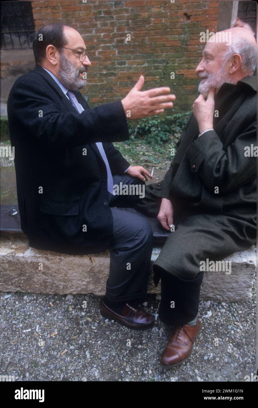 4068597 Venezia, 1999, scrittore Umberto Eco e architetto Vittorio Gregotti (foto); (add.info.: Venezia; Venezia, Italia; Italia, Venezia, 1999. Lo scrittore Umberto Eco e l'architetto Umberto Gregotti); © Marcello Mencarini. Tutti i diritti riservati 2024. Foto Stock