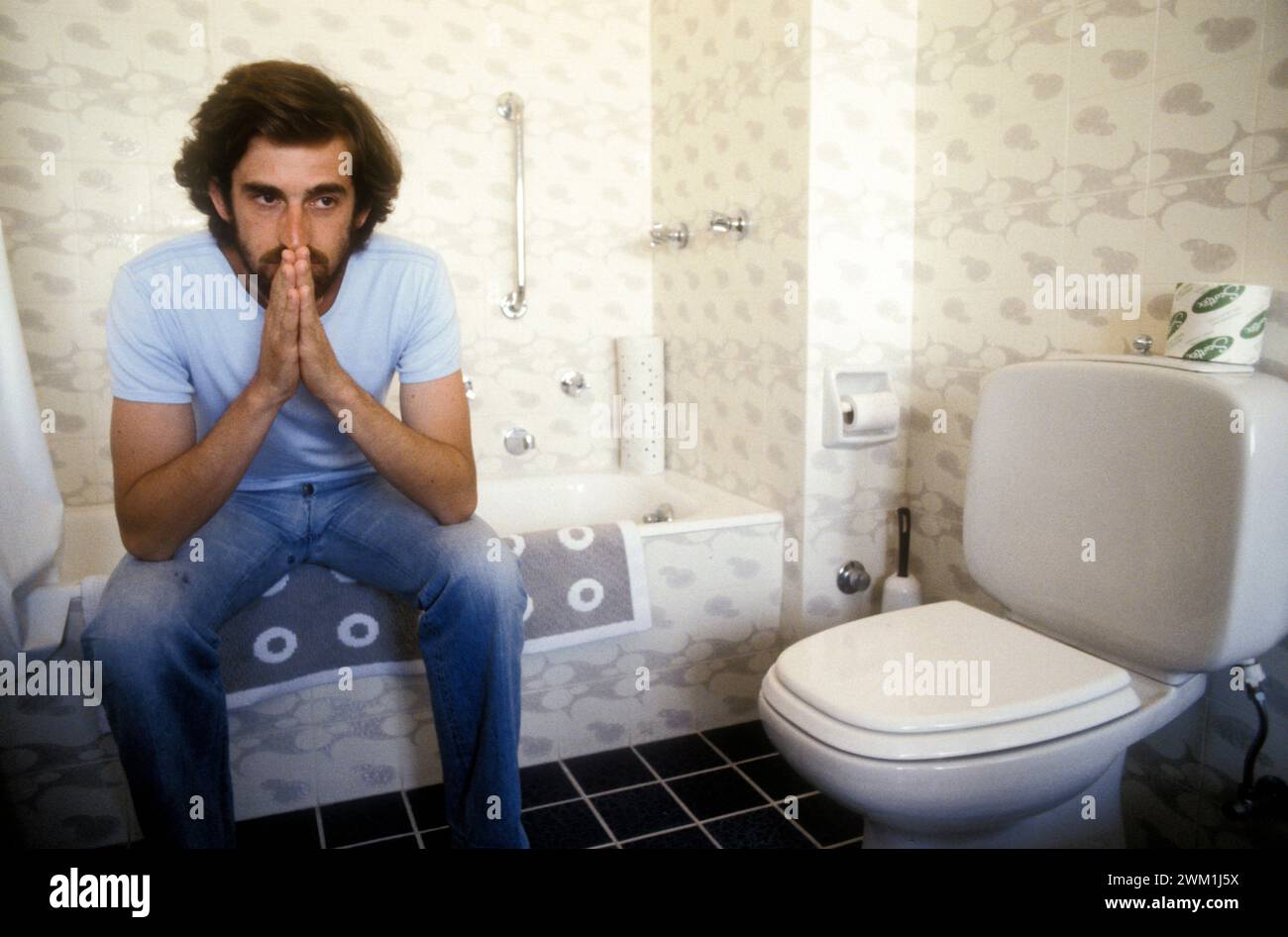 4069537 Lido di Venezia, Mostra del Cinema di Venezia 1981. Il regista italiano Nanni Moretti - in competizione con il film "sogni d'oro", vincitore del Silver Lion Award - nel bagno della sua camera d'albergo all'Excelsior Hotel (foto); (add.info.: Lido di Venezia; Lido di Venezia, Italia; Italia, hotel Excelsior Lido di Venezia, Mostra del Cinema di Venezia 1981. Il regista Nanni Moretti -in concorso con il film 'sogni d'oro', vincitore del leone d'argento- nella sua camera dell'Hotel Excelsior); © Marcello Mencarini. Tutti i diritti riservati 2024. Foto Stock