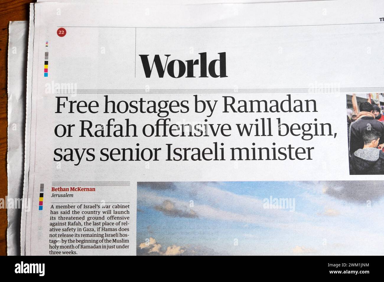 "Inizieranno gli ostaggi liberi da parte del Ramadan o dell'offensiva di Rafah, afferma il ministro israeliano anziano" il giornale Guardian scrive Israel Hamas War article 2024 UK Foto Stock