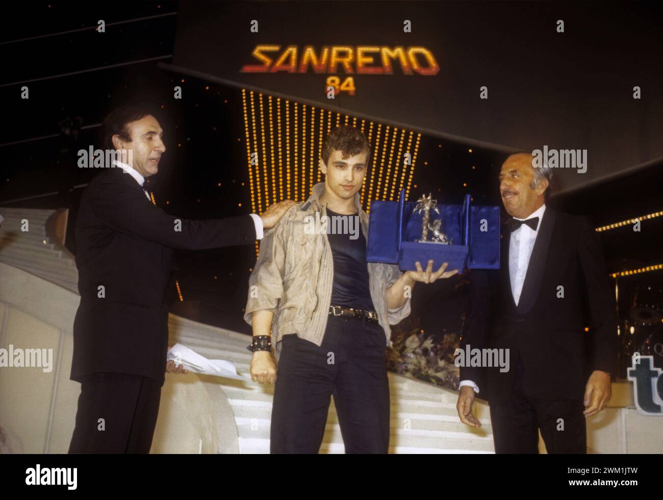 4069910 Festival di Sanremo 1984. Conduttore televisivo Pippo Baudo e cantante pop Eros Ramazzotti, vincitore nella categoria nuove proposte con la canzone "Terra promessa" (foto); (add.info.: Sanremo, Italia, Festival di Sanremo 1984 Festival di Sanremo 1984. Il presentatore Pippo Baudo ed Eros Ramazzotti, vincitore della categoria nuove proposte con la canzone "Terra promessa"); © Marcello Mencarini. Tutti i diritti riservati 2024. Foto Stock