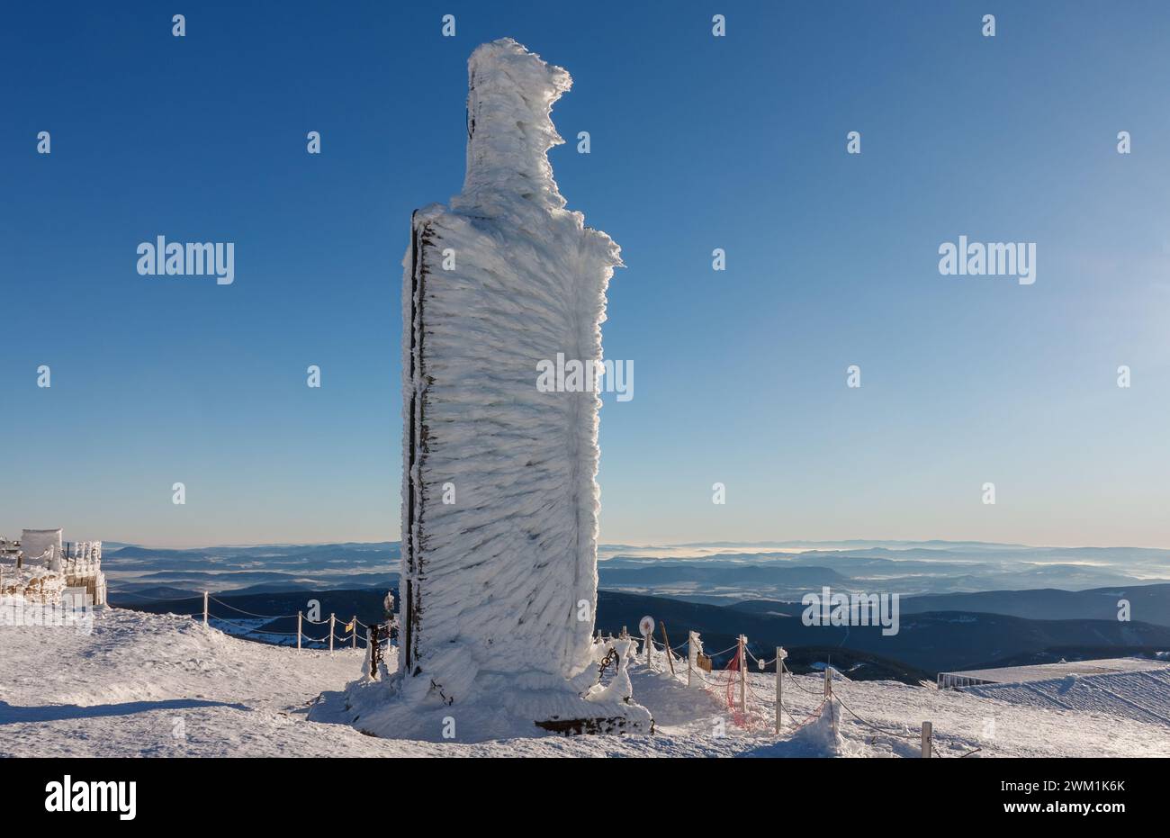 Colonna di pietra con quota di altezza 1603 m in snezka, montagna al confine tra Repubblica Ceca e Polonia, mattina d'inverno Foto Stock